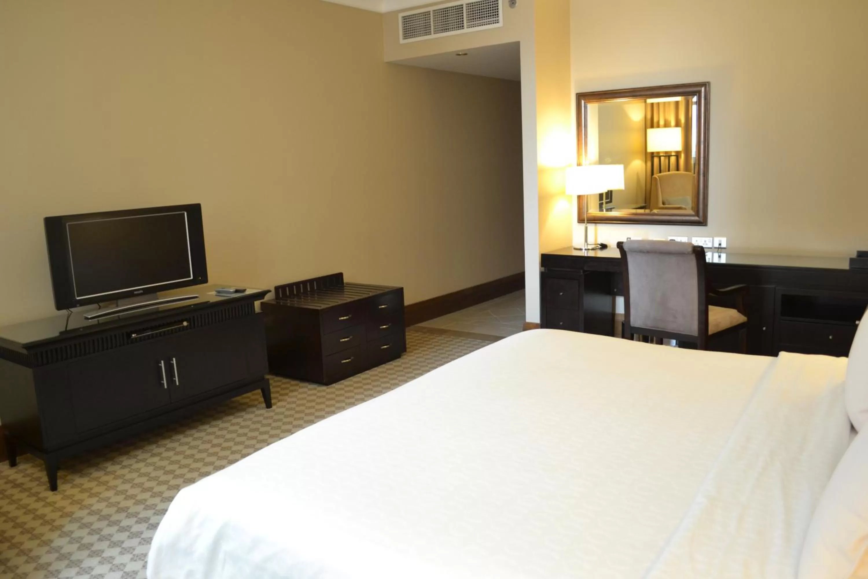 Bedroom, Bed in Sheraton Khalidiya Hotel