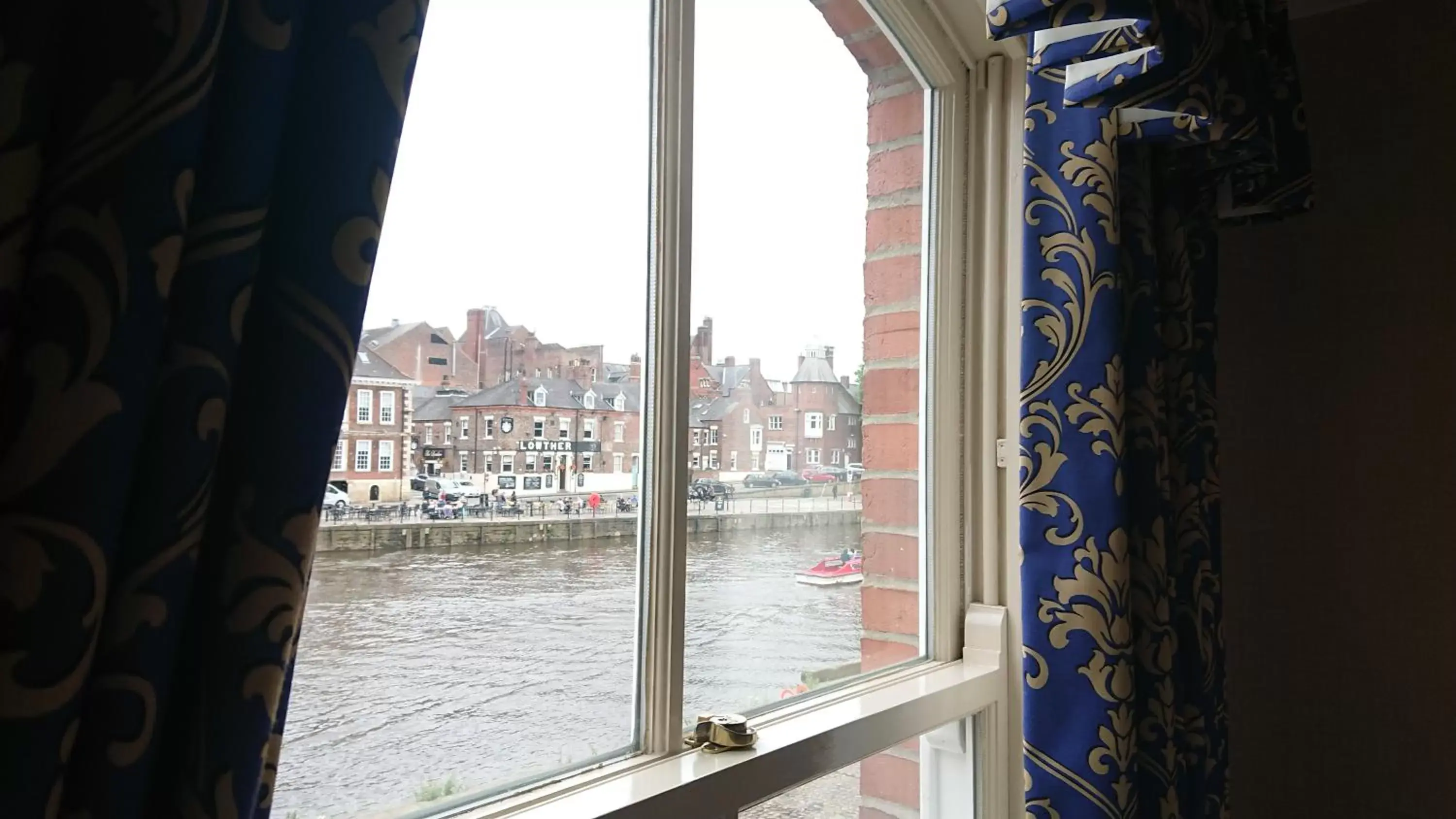 Bedroom in The Queens Hotel