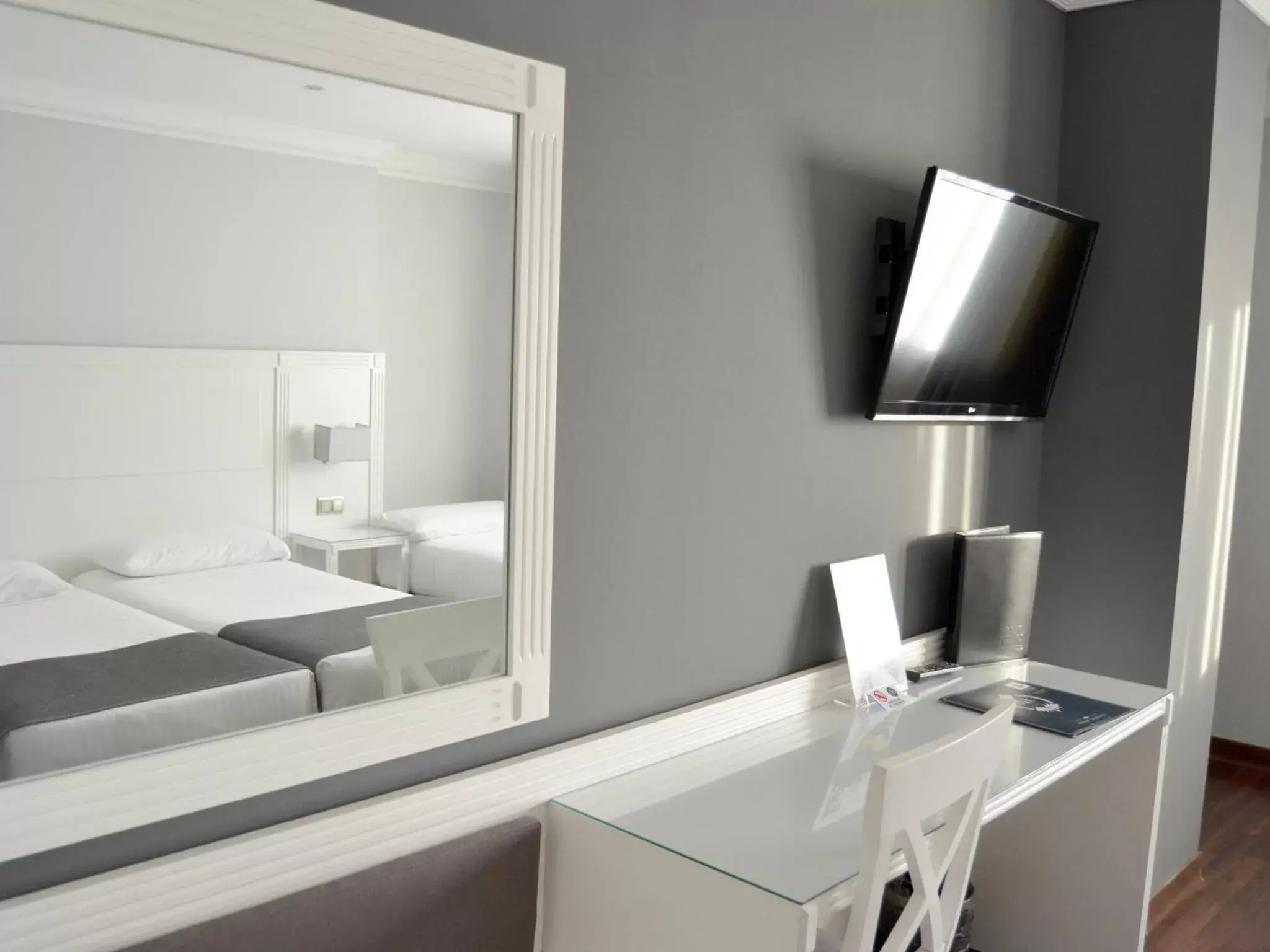 Bed, Bathroom in UVE Alcobendas