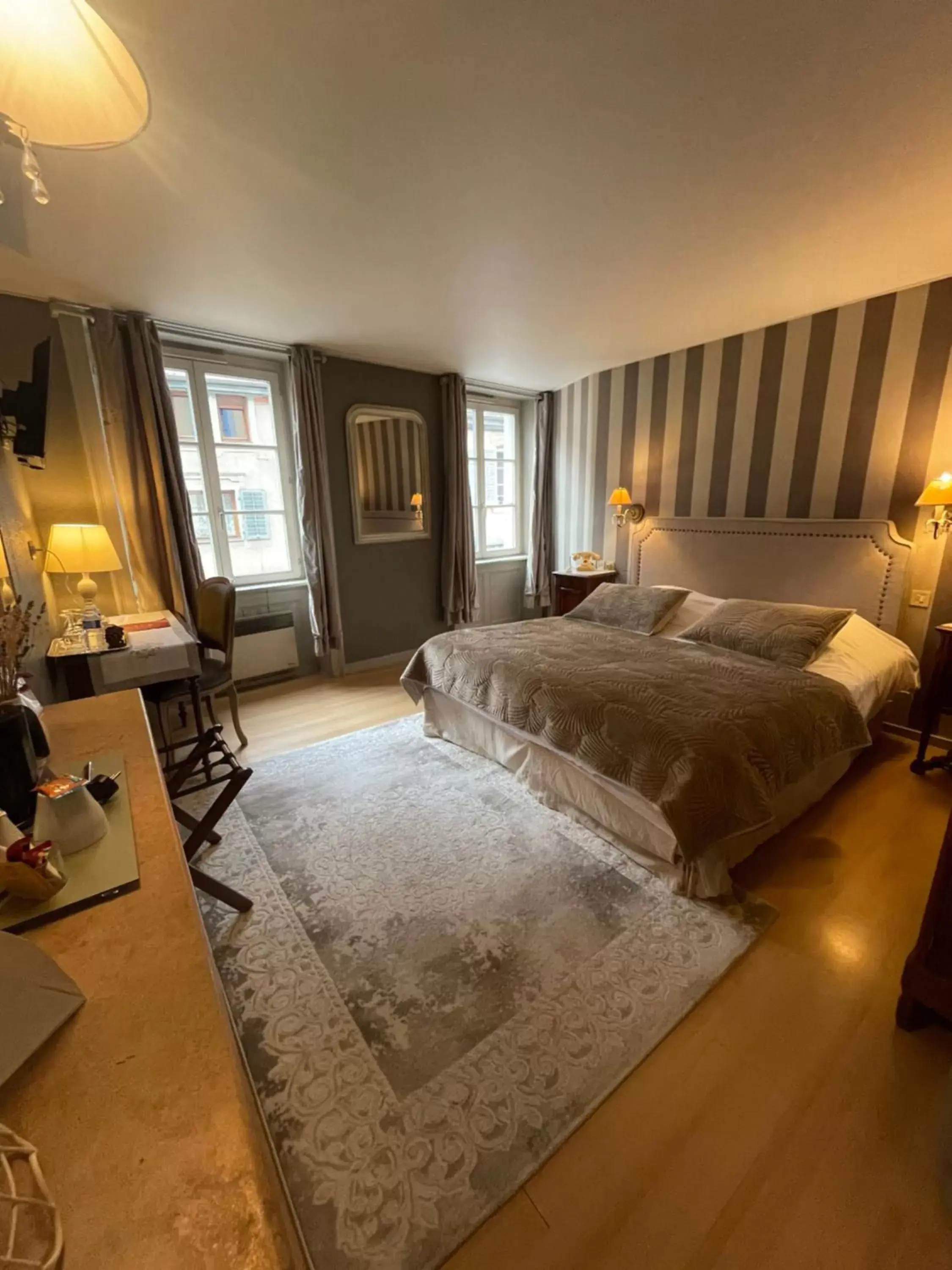 Bedroom, Bed in The Originals City, Hôtel de la Balance, Montbéliard