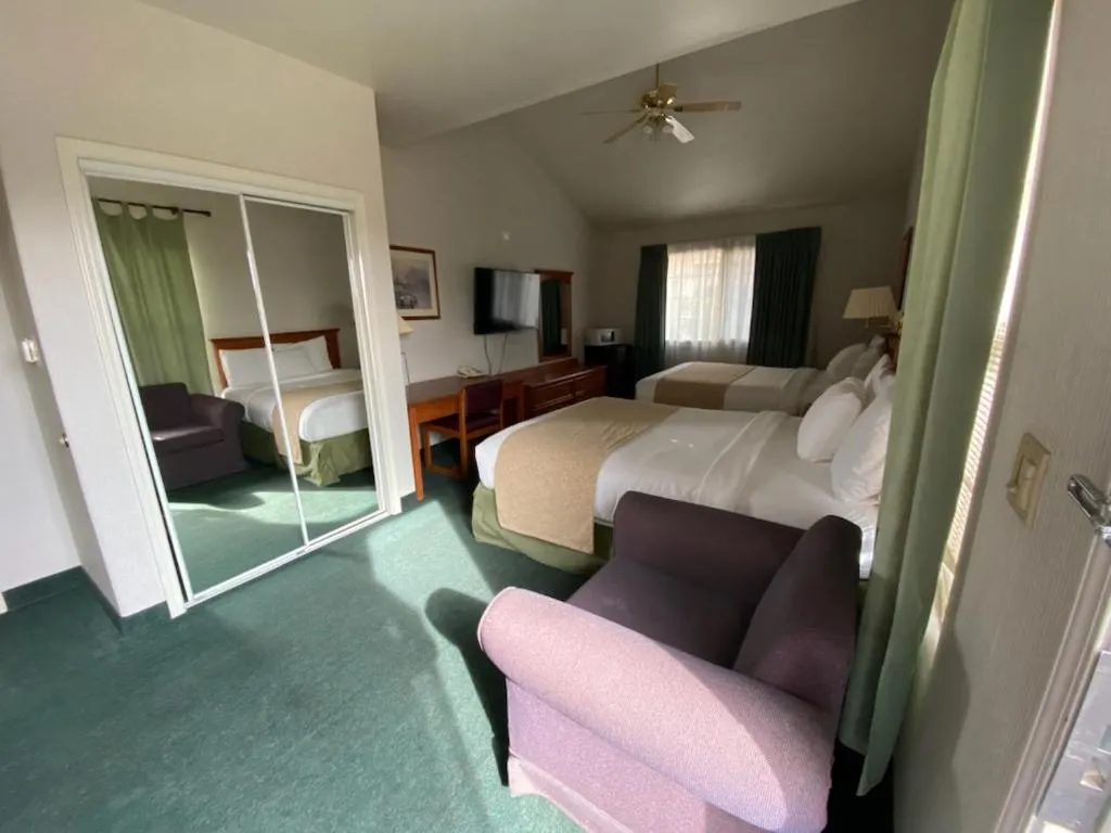 Photo of the whole room, Bed in Garden Inn and Suites Fresno