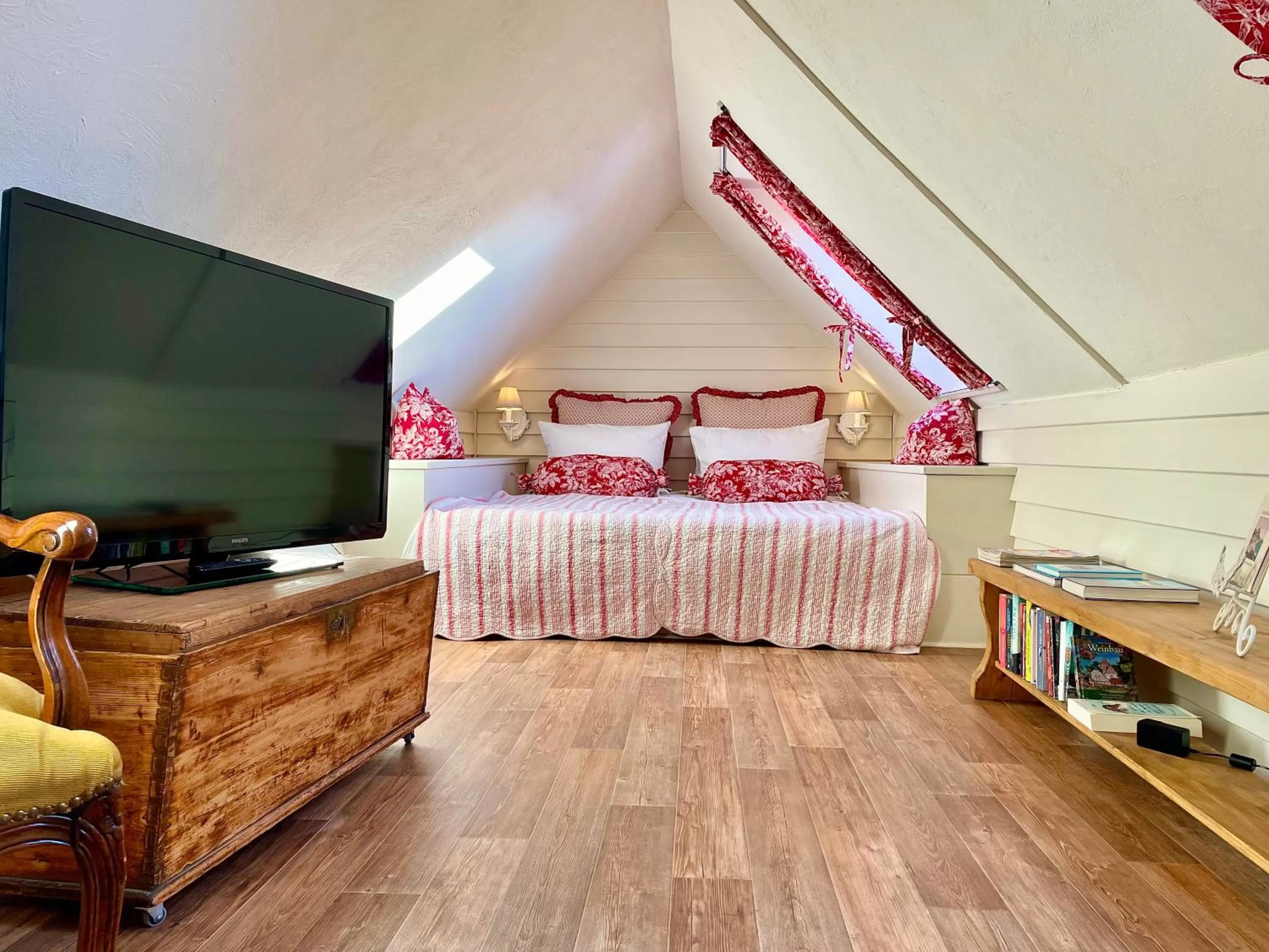 Bedroom, TV/Entertainment Center in Weißt Du noch - Gästehäuser & Suiten