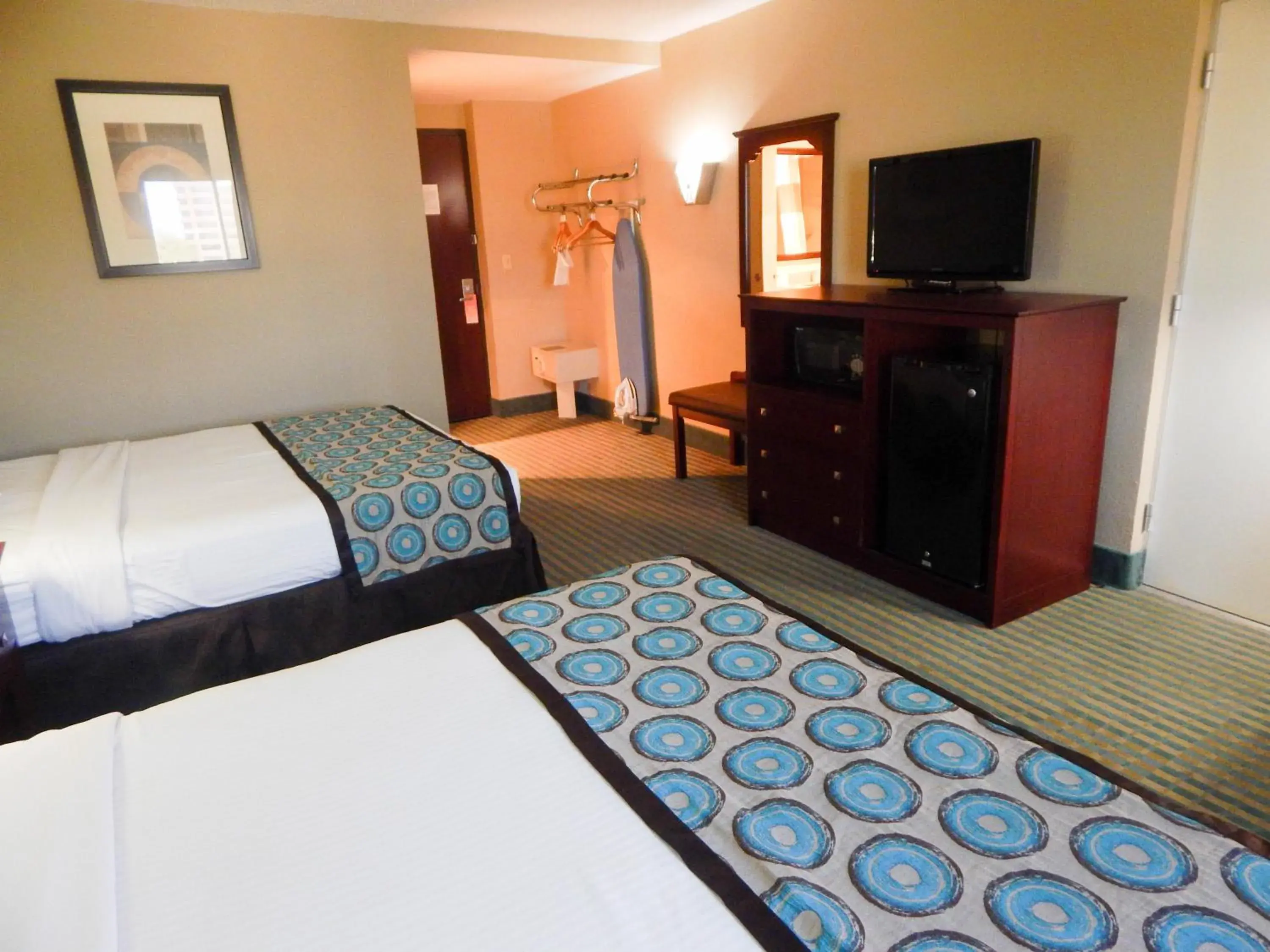 Photo of the whole room, Bed in Howard Johnson by Wyndham Arlington Ballpark / Six Flags