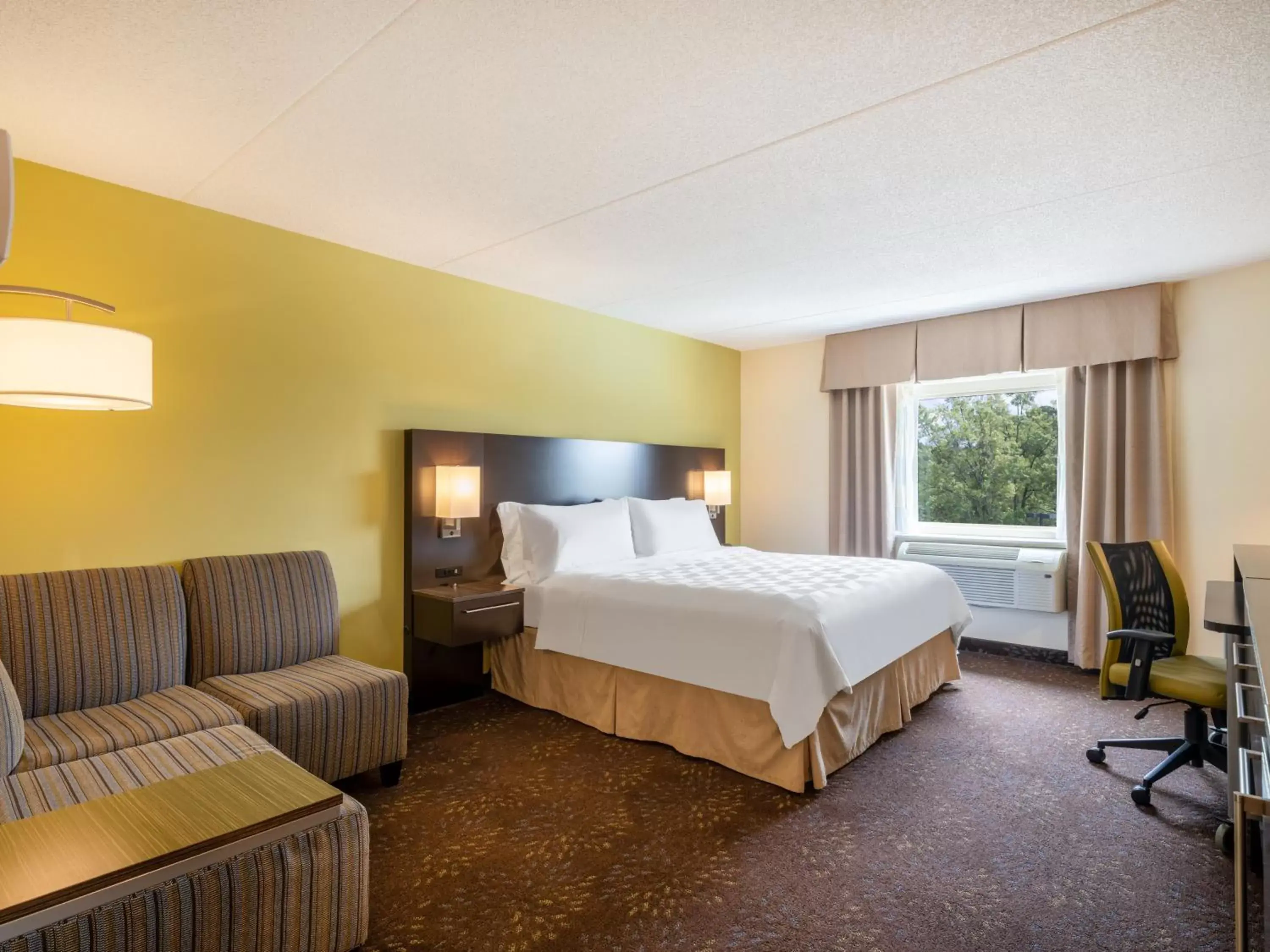 Photo of the whole room, Bed in Holiday Inn Greensboro Coliseum, an IHG Hotel