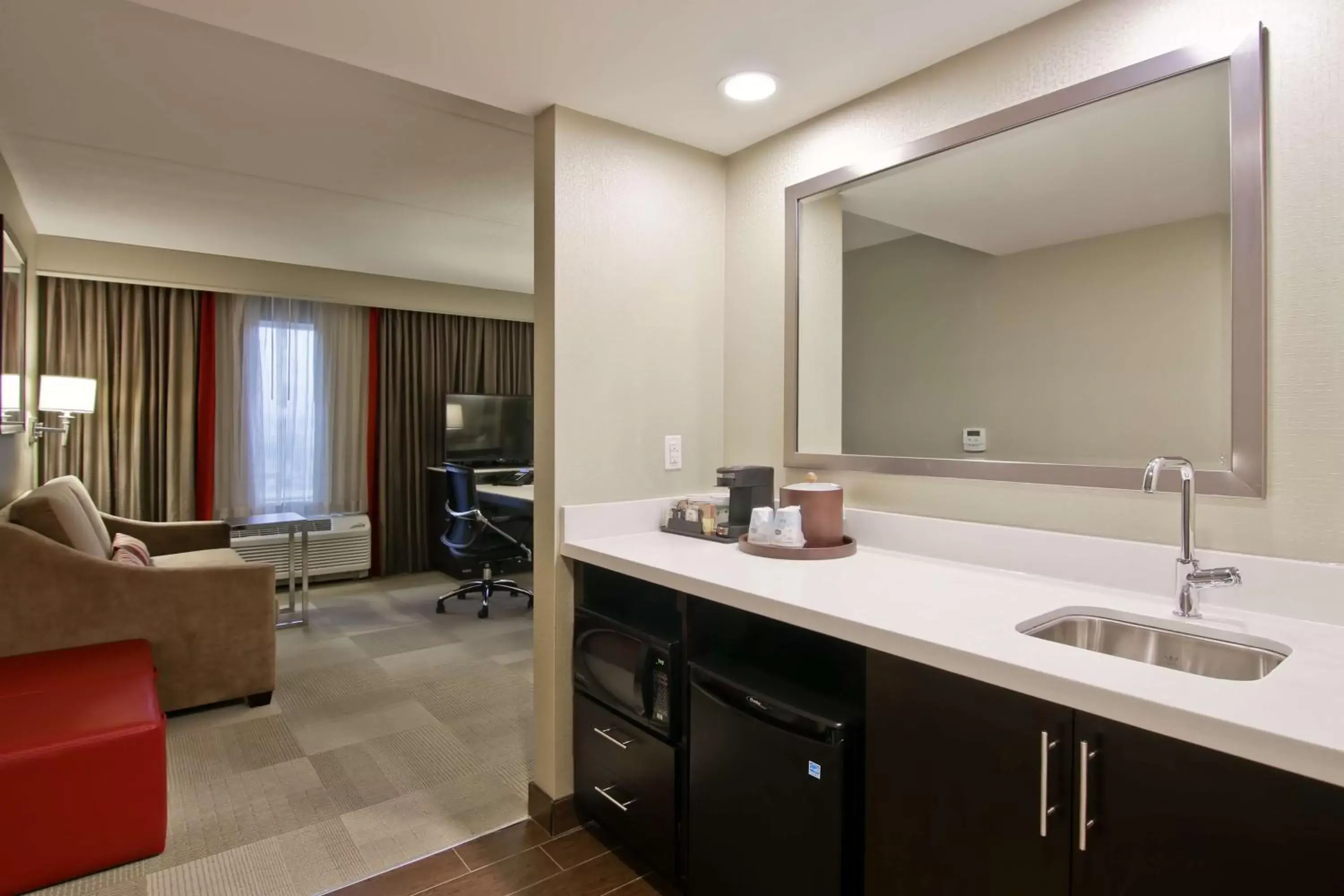 Kitchen or kitchenette, Bathroom in Hampton Inn & Suites by Hilton Toronto Markham