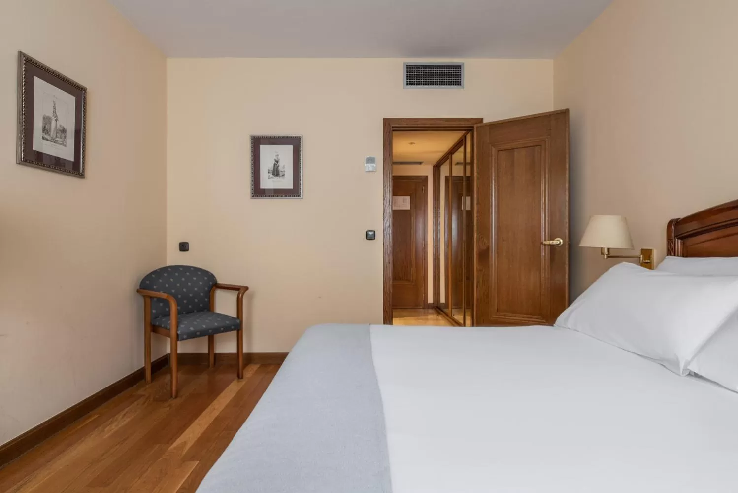 Photo of the whole room, Bed in Exe Astur Plaza