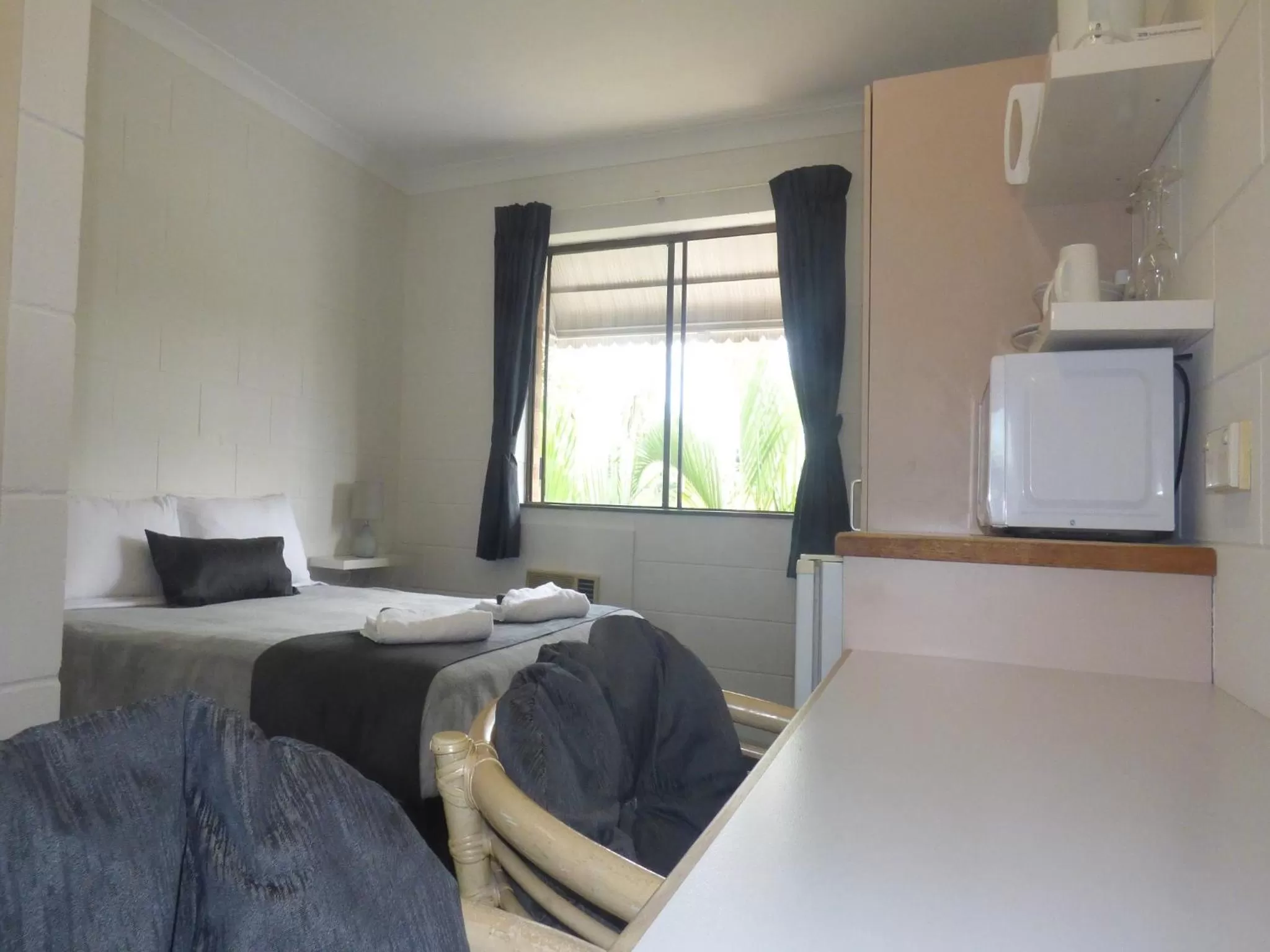 Photo of the whole room, Bed in Banjo Paterson Motor Inn