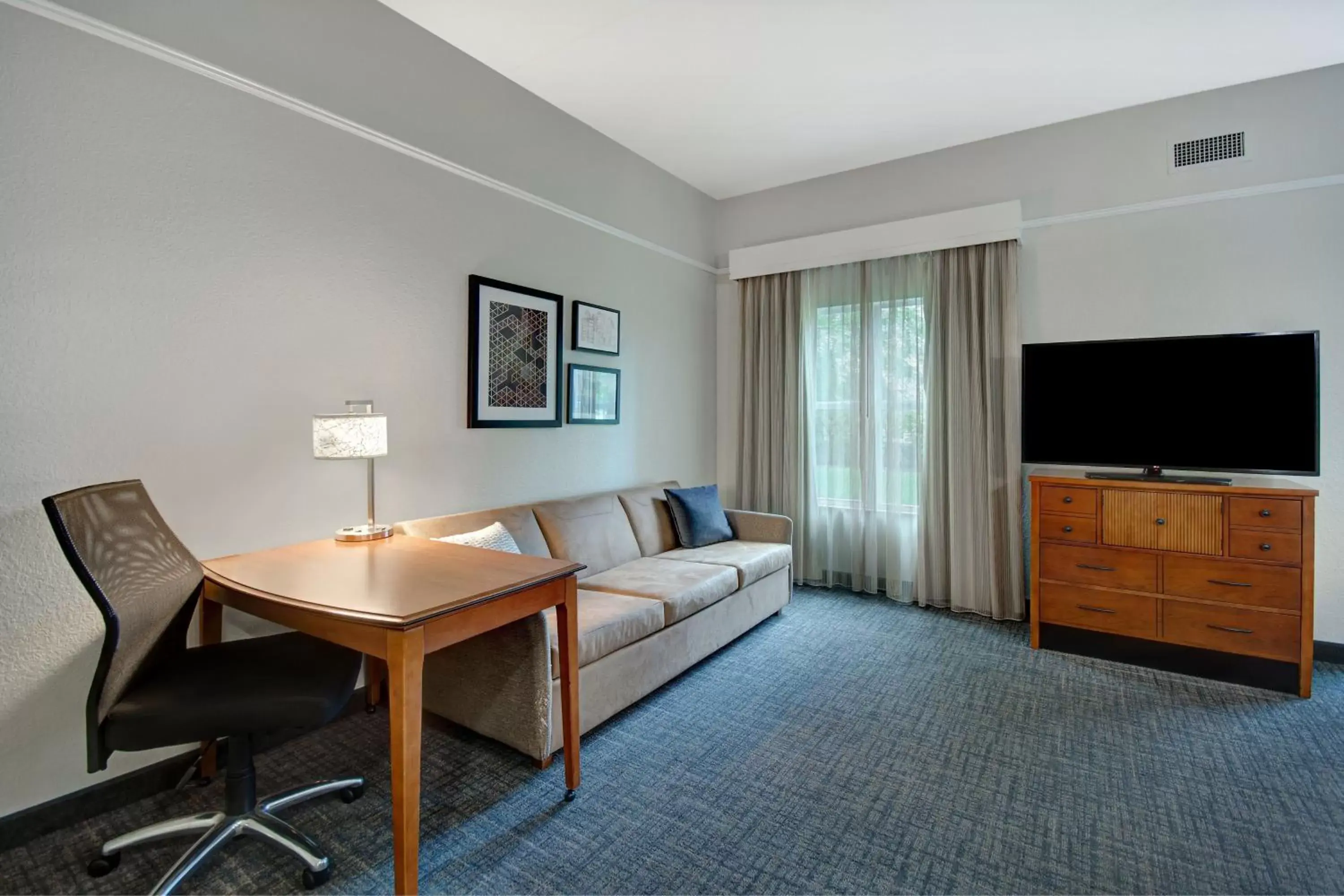 Living room, TV/Entertainment Center in Residence Inn by Marriott Morgantown Medical Center Area