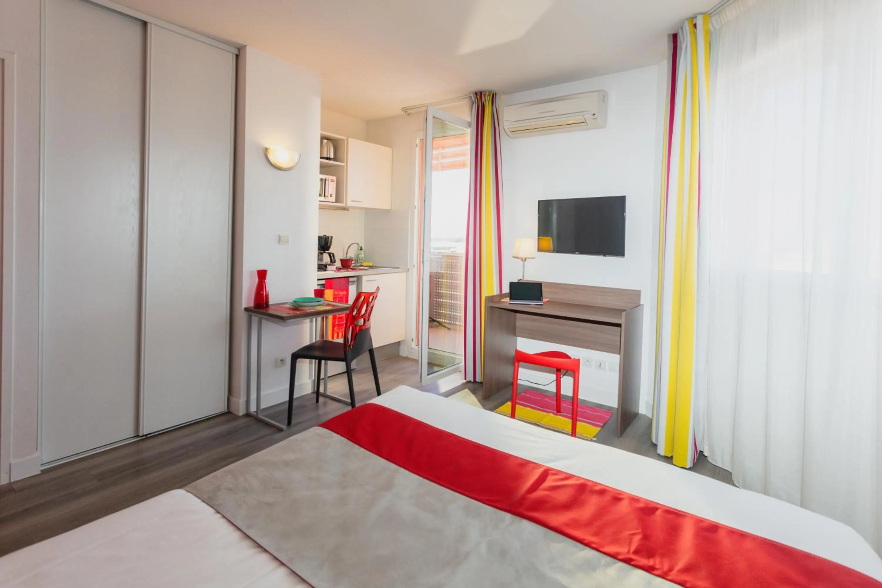 Kitchen or kitchenette, Bed in Appart-Hôtel Mer & Golf City Perpignan Centre