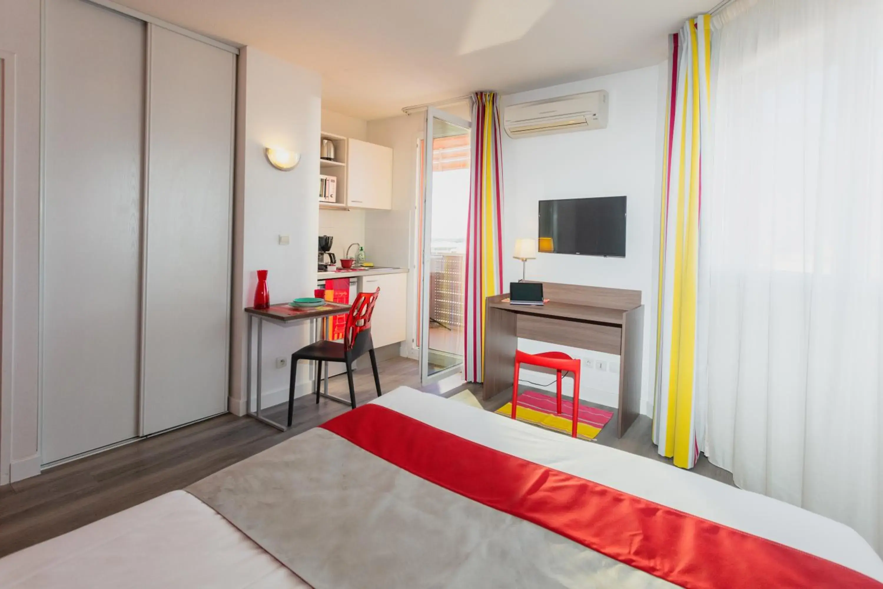 Kitchen or kitchenette, Bed in Appart-Hotel Mer & Golf City Perpignan Centre