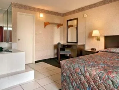 Photo of the whole room, Bed in Knights Inn South Hackensasck