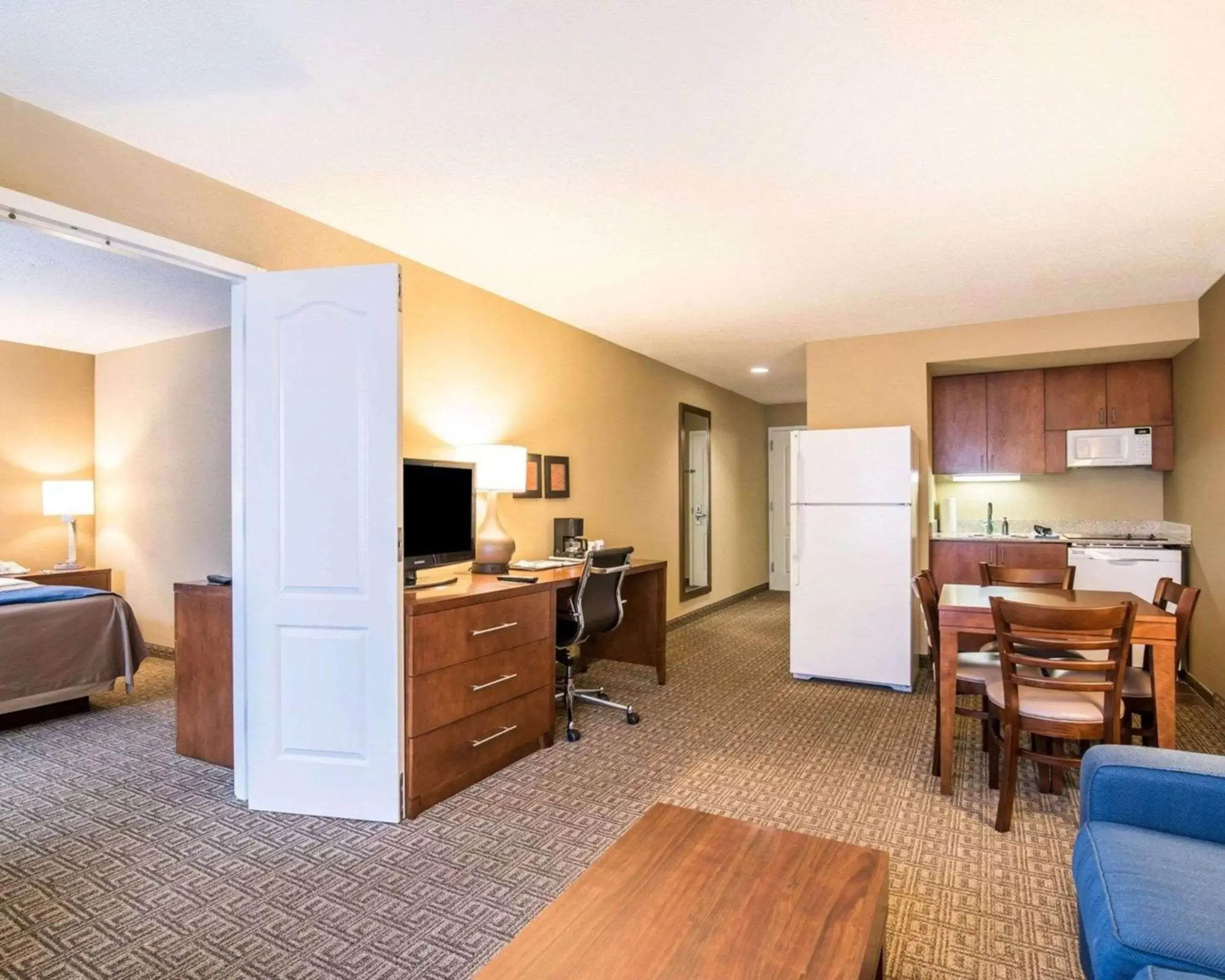 Photo of the whole room, TV/Entertainment Center in Comfort Inn & Suites Dover-Portsmouth