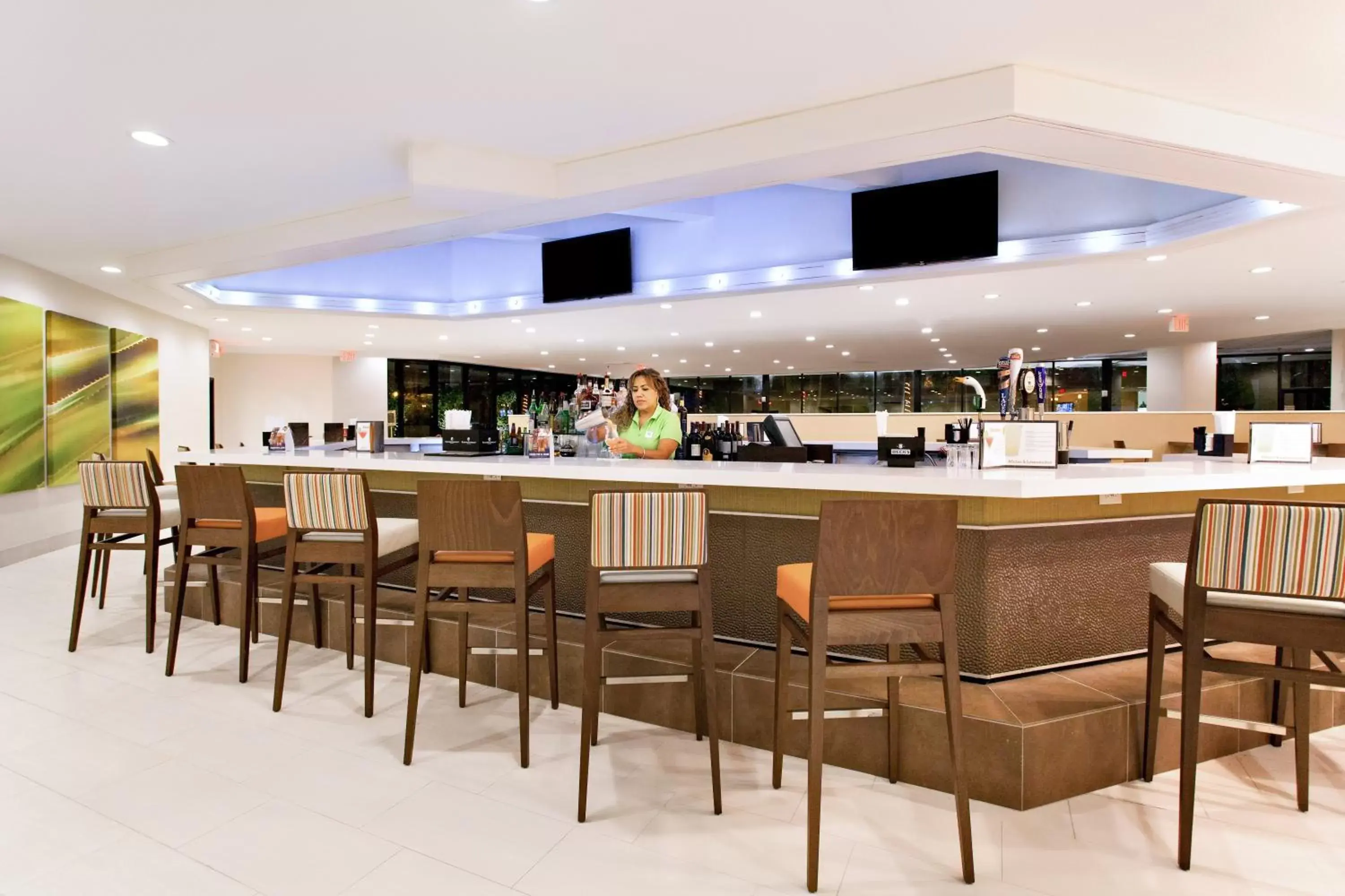 Lounge or bar, Restaurant/Places to Eat in Holiday Inn Miami West - Airport Area, an IHG Hotel