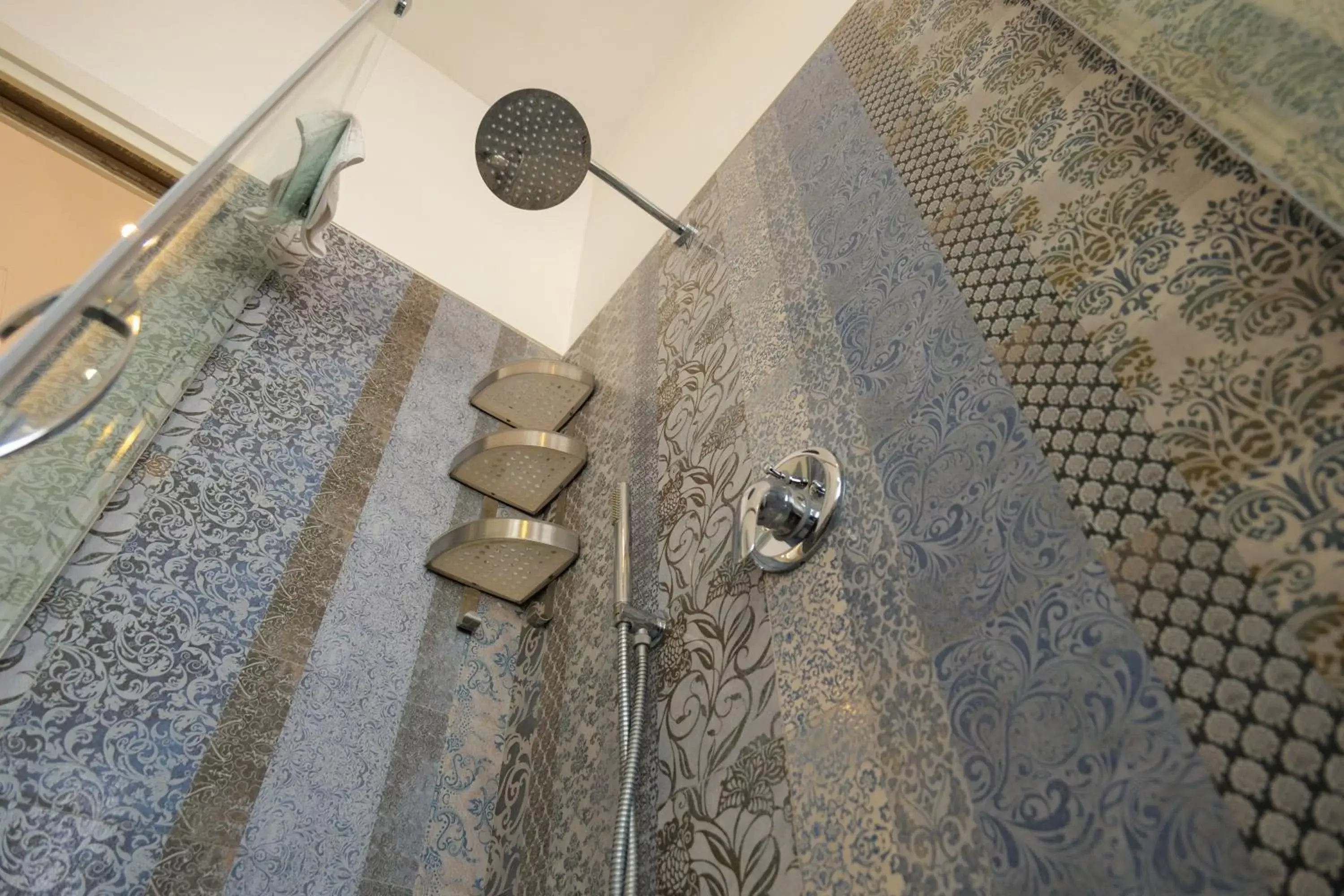 Shower, Bathroom in Relais Vittorio Veneto - Luxotel & Apartotel