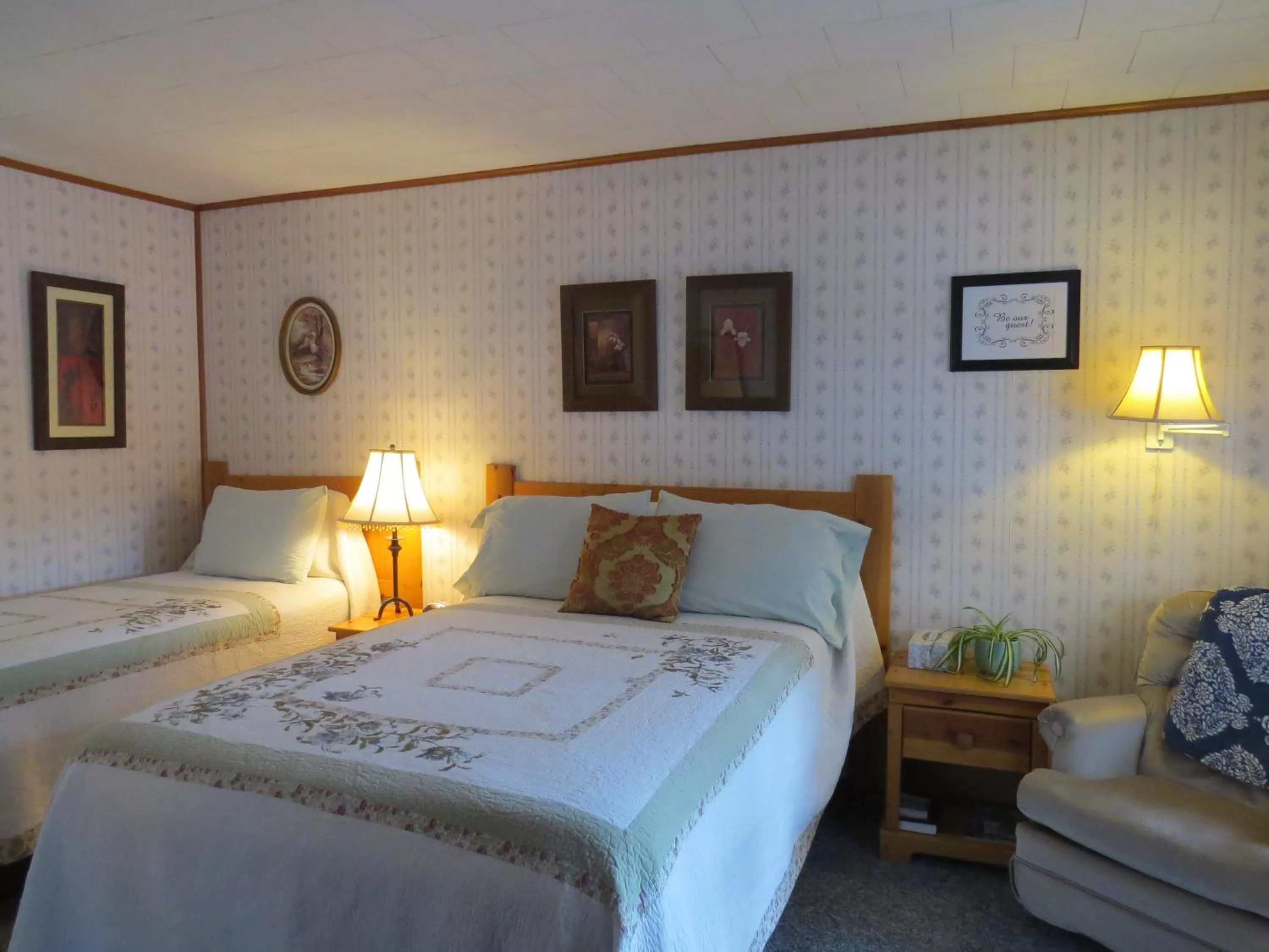 Photo of the whole room, Bed in The Pines Country Inn