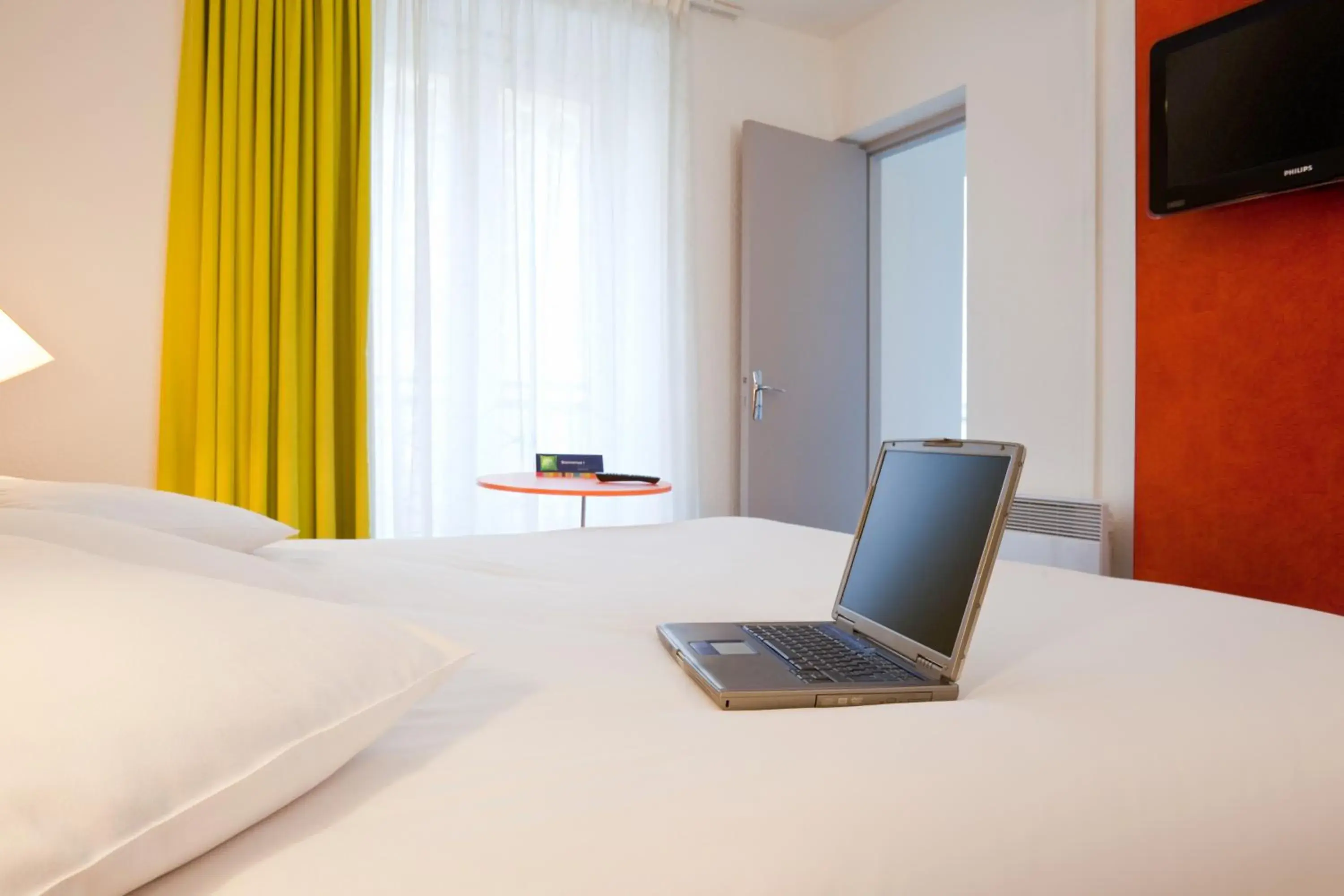 Bedroom, TV/Entertainment Center in Ibis Styles Paris Republique Hotel