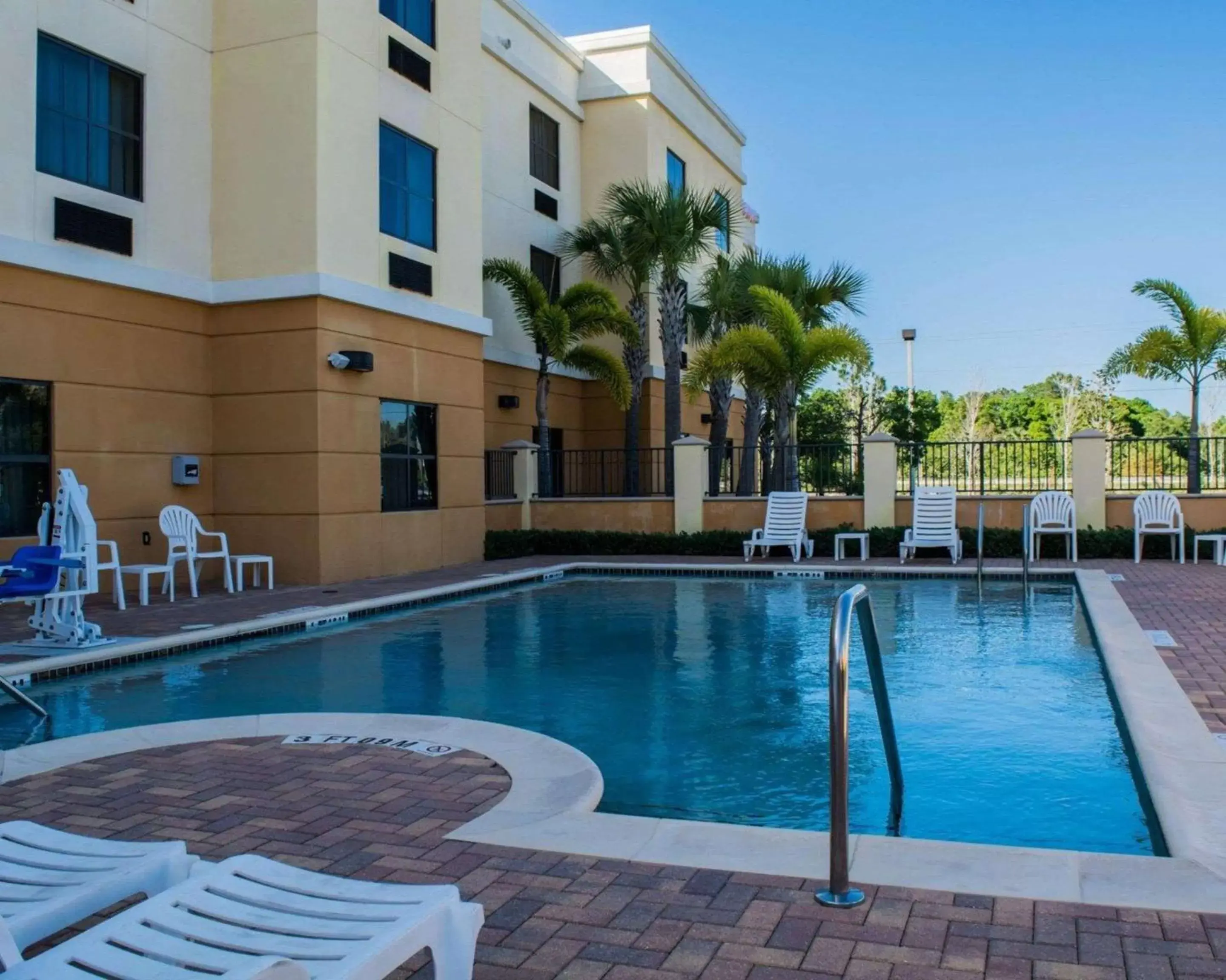 On site, Swimming Pool in Comfort Suites Vero Beach I-95