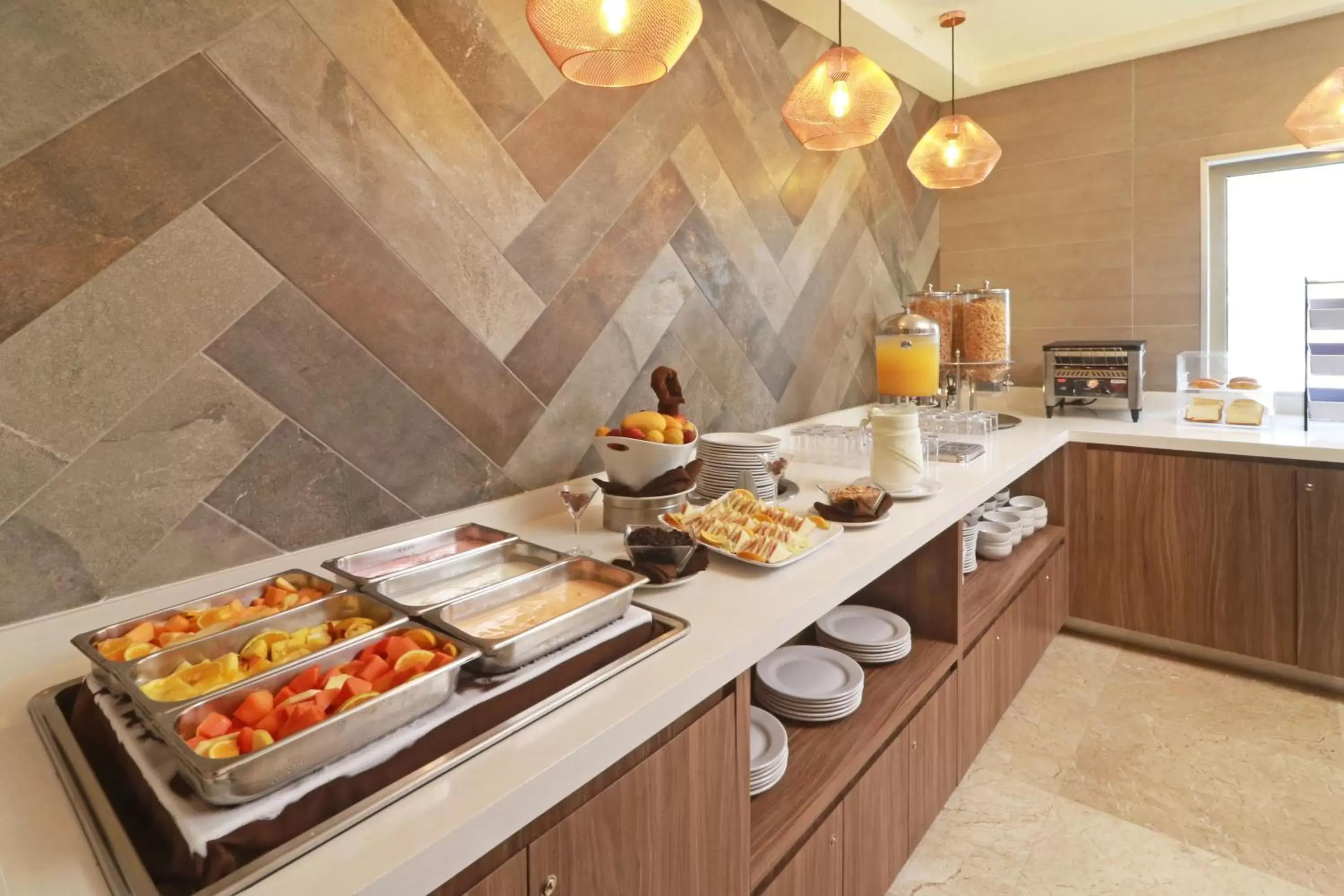 Buffet breakfast, Kitchen/Kitchenette in Wyndham Garden Monterrey Valle Real