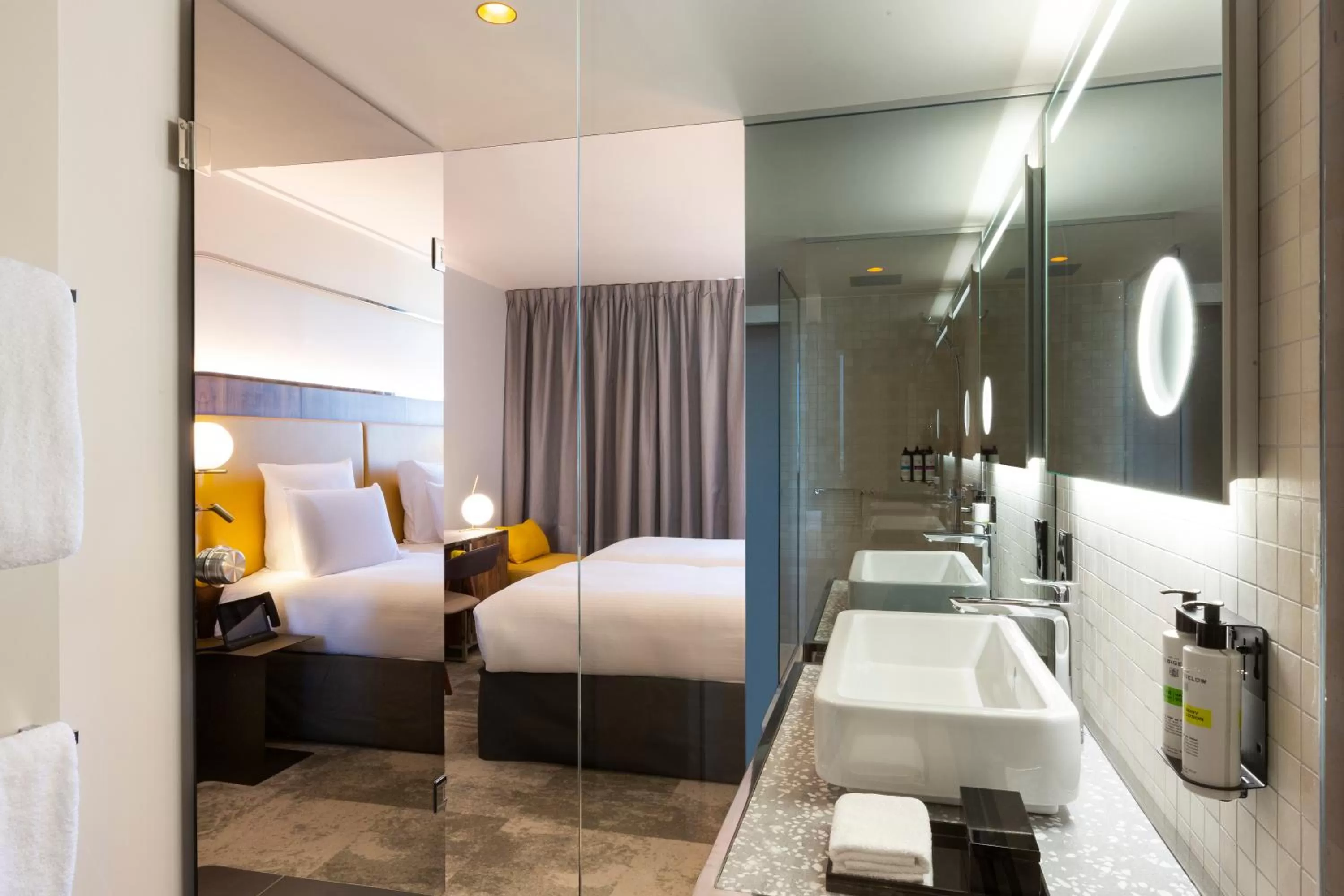 Bathroom, Bed in Pullman Paris Montparnasse
