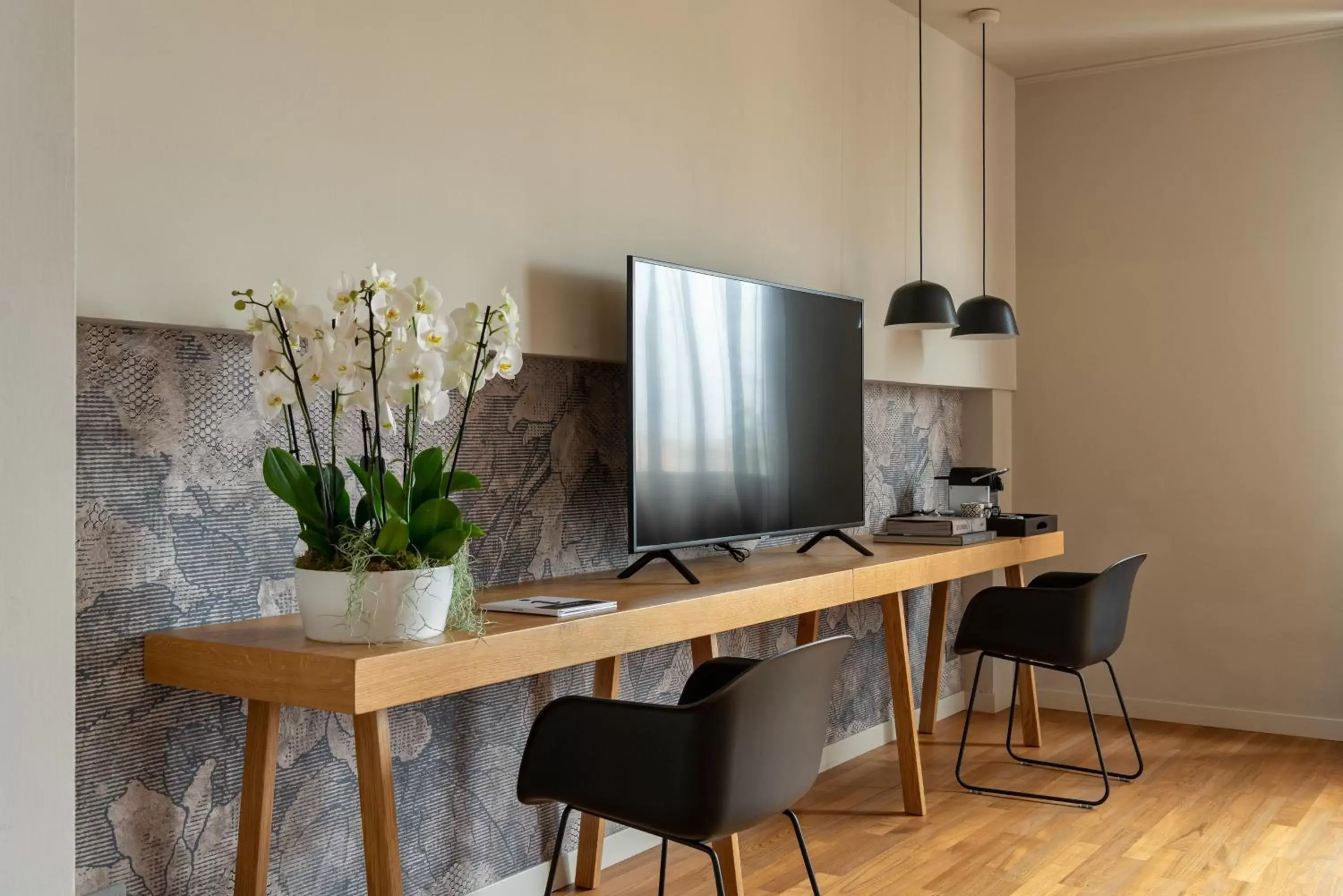 Photo of the whole room, TV/Entertainment Center in Hotel Leopardi