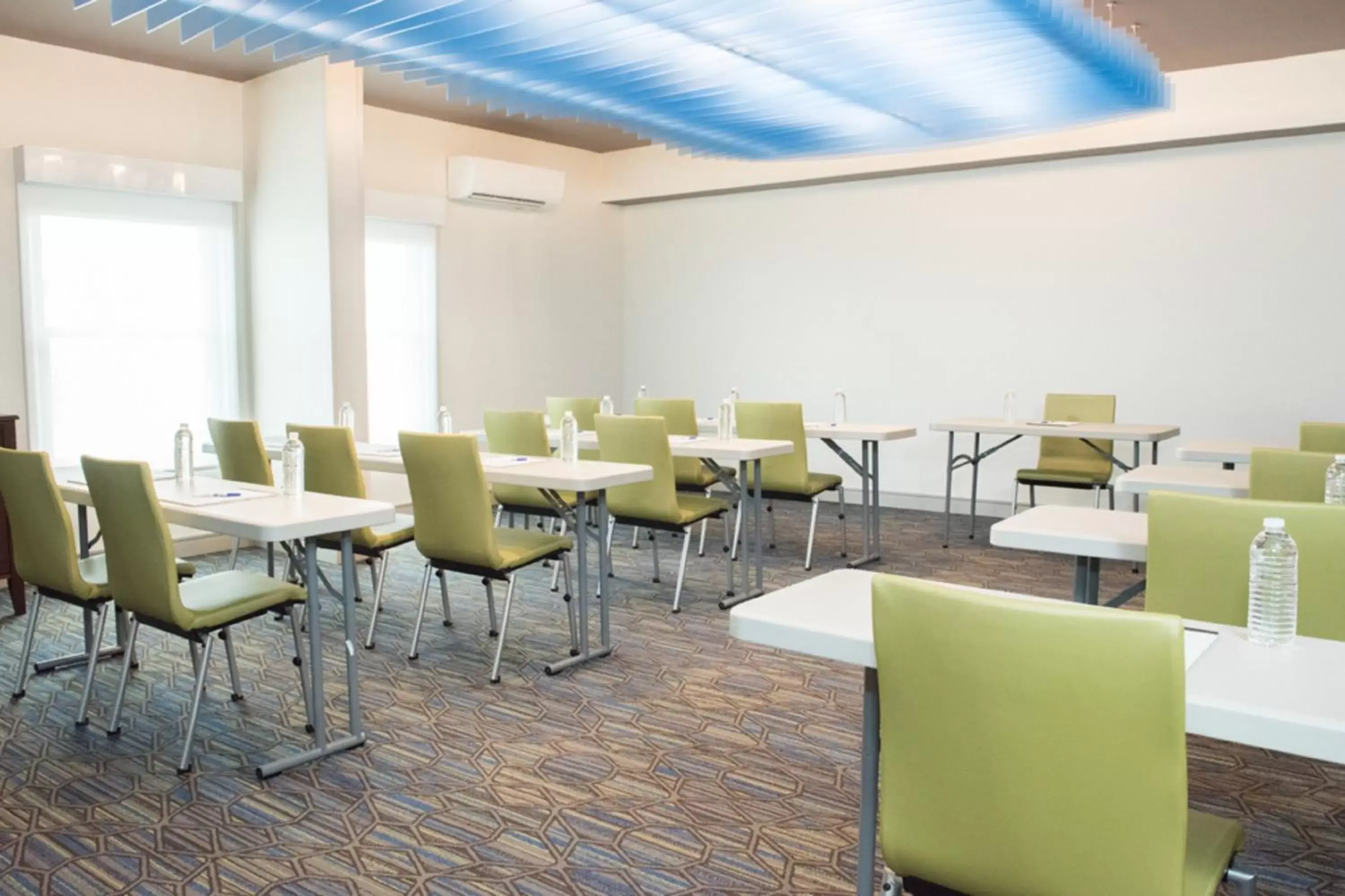 Meeting/conference room, Restaurant/Places to Eat in Holiday Inn Express Pascagoula-Moss Point, an IHG Hotel