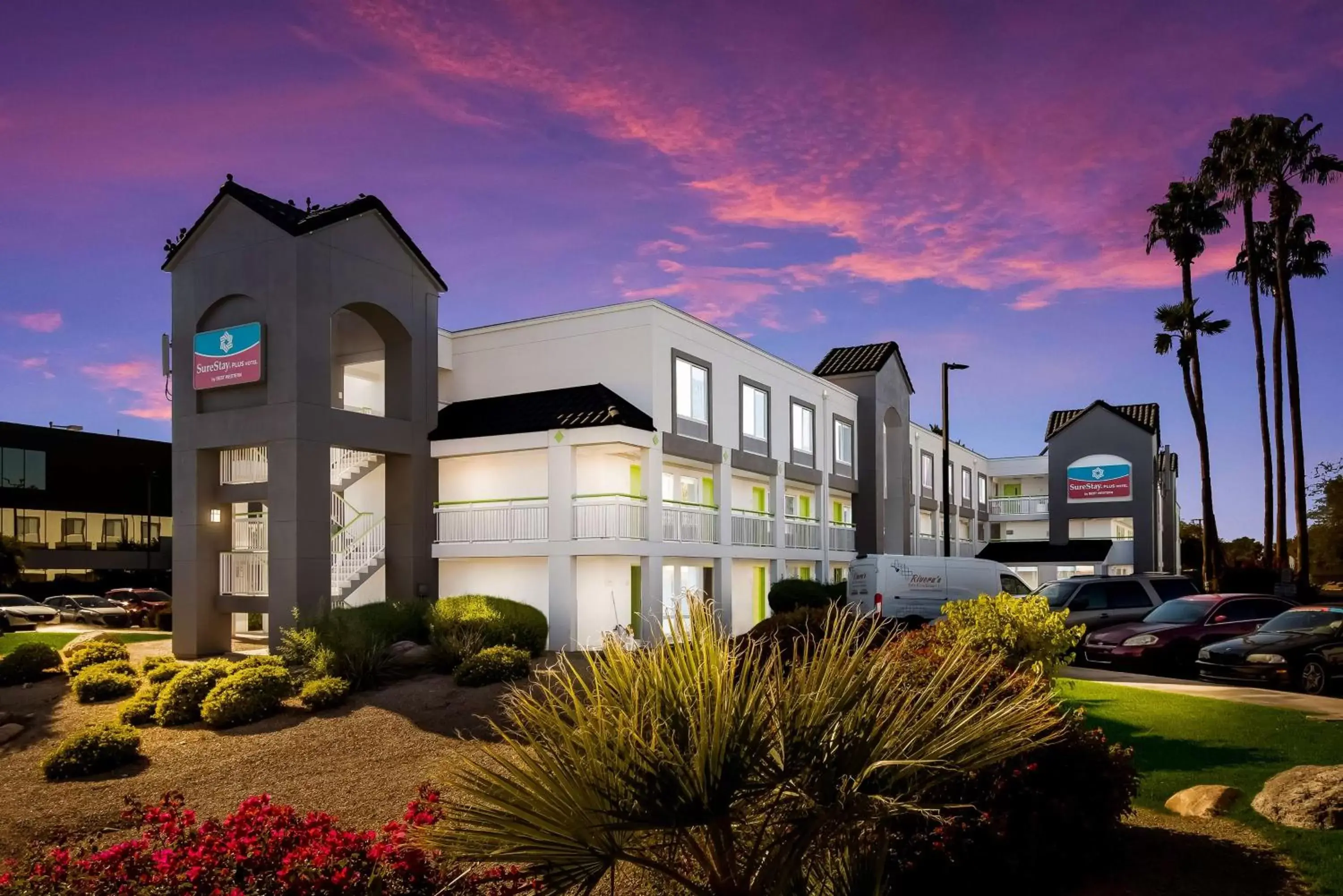 Property Building in SureStay Plus Hotel by Best Western Scottsdale North