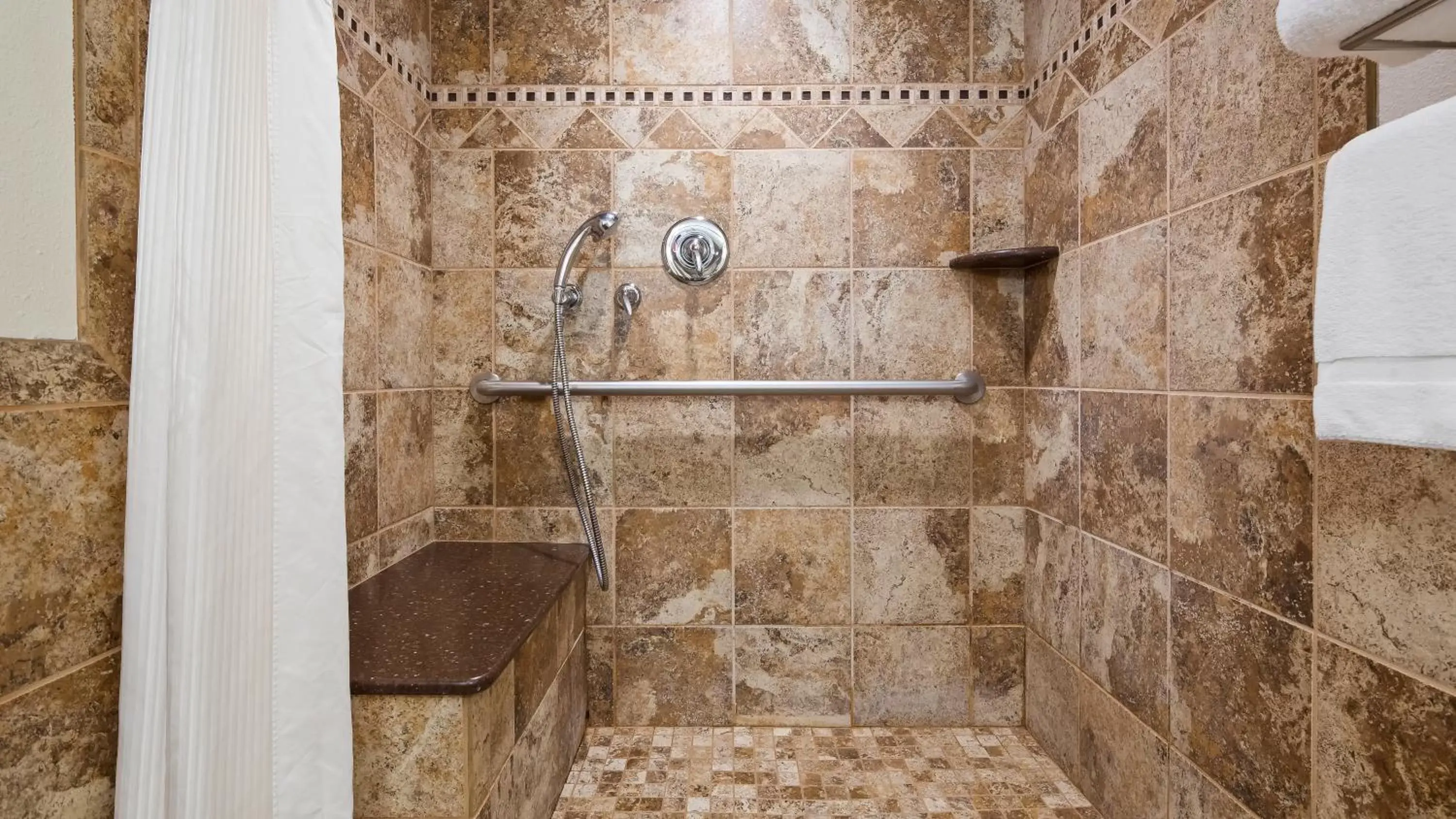 Shower, Bathroom in Best Western Plus Longbranch Hotel & Convention Center