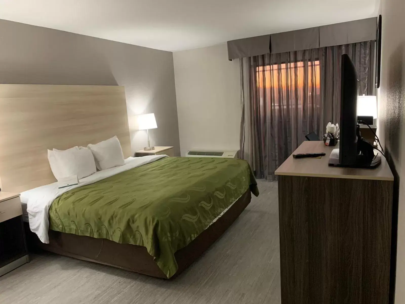 Queen Room with Tub - Accessible/Non-Smoking in Quality Inn Airport East Queen Room with Tub - Accessible/Non-Smoking in Quality Inn Airport East