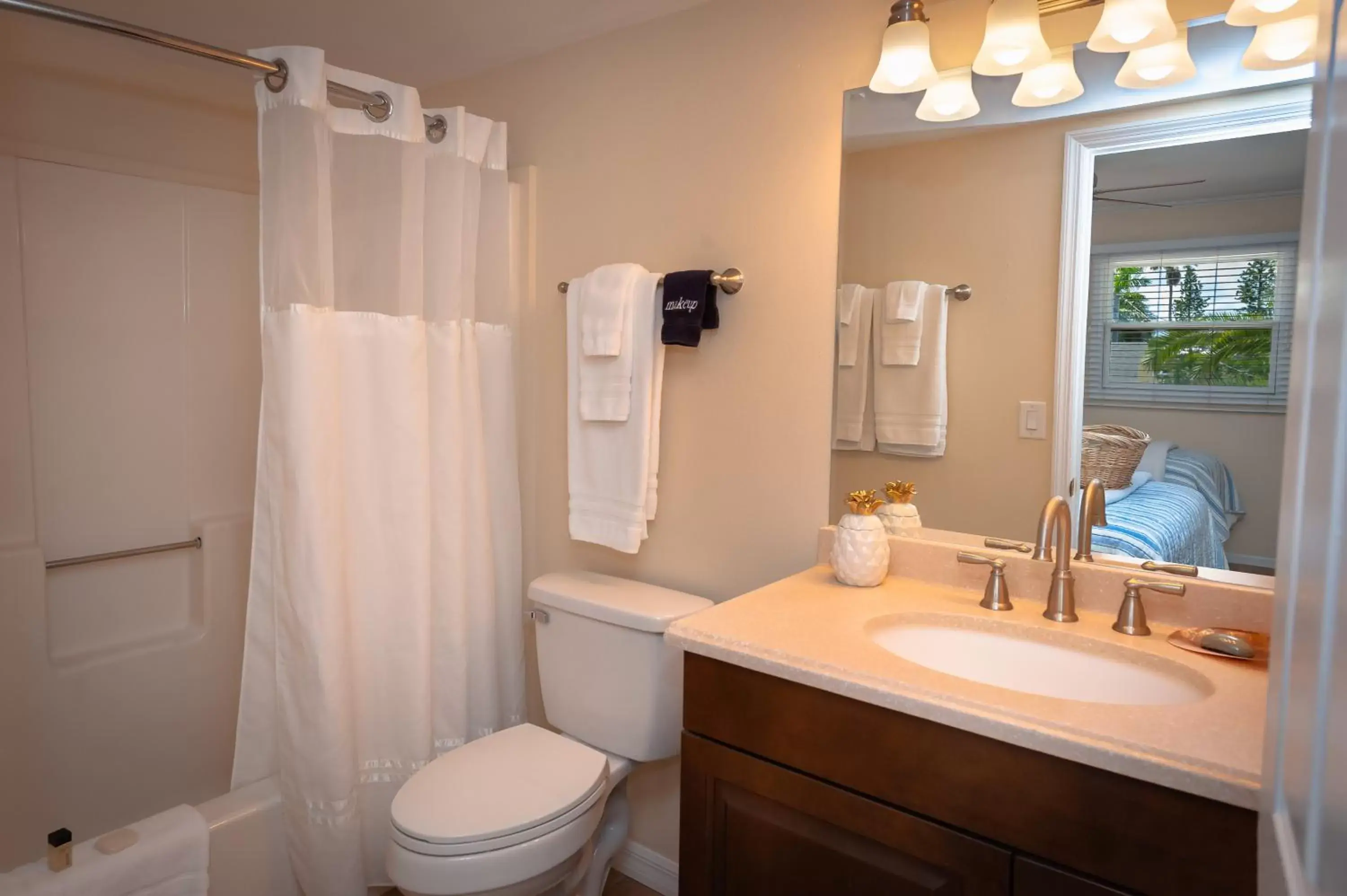 Bathroom in Cedar Cove Resort & Cottages