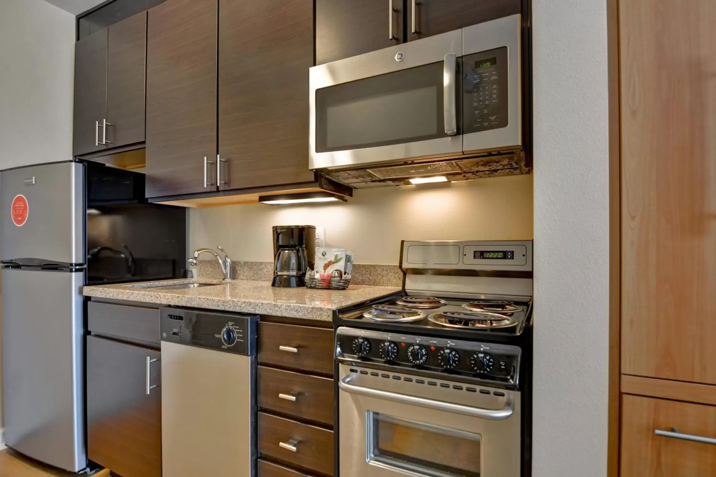 Kitchen or kitchenette, Kitchen/Kitchenette in TownePlace Suites by Marriott Jackson Ridgeland/The Township at Colony Park