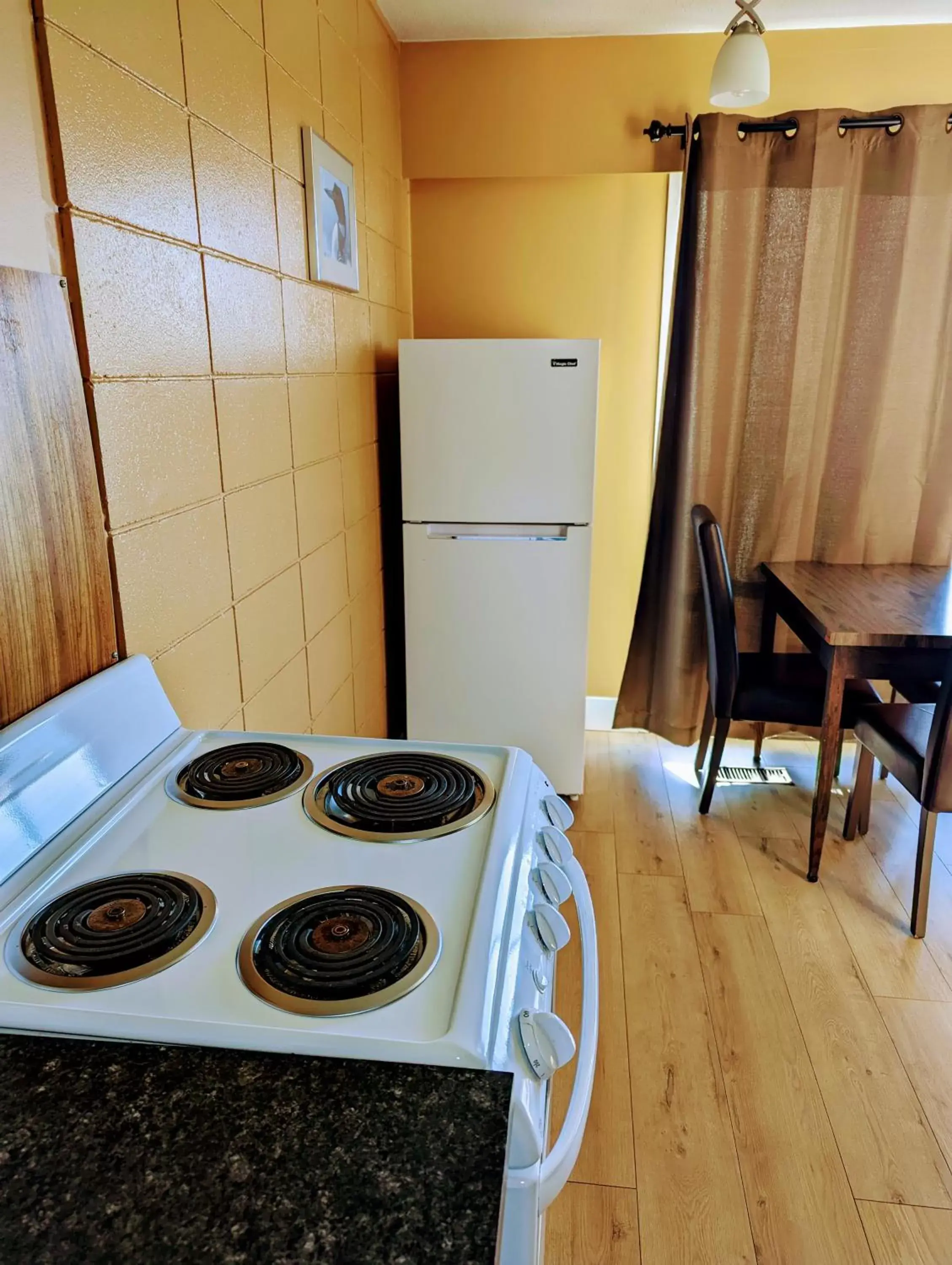 Kitchen/Kitchenette in Above Tide Motel