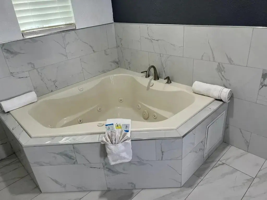 Hot Tub, Bathroom in Goldstar Inn