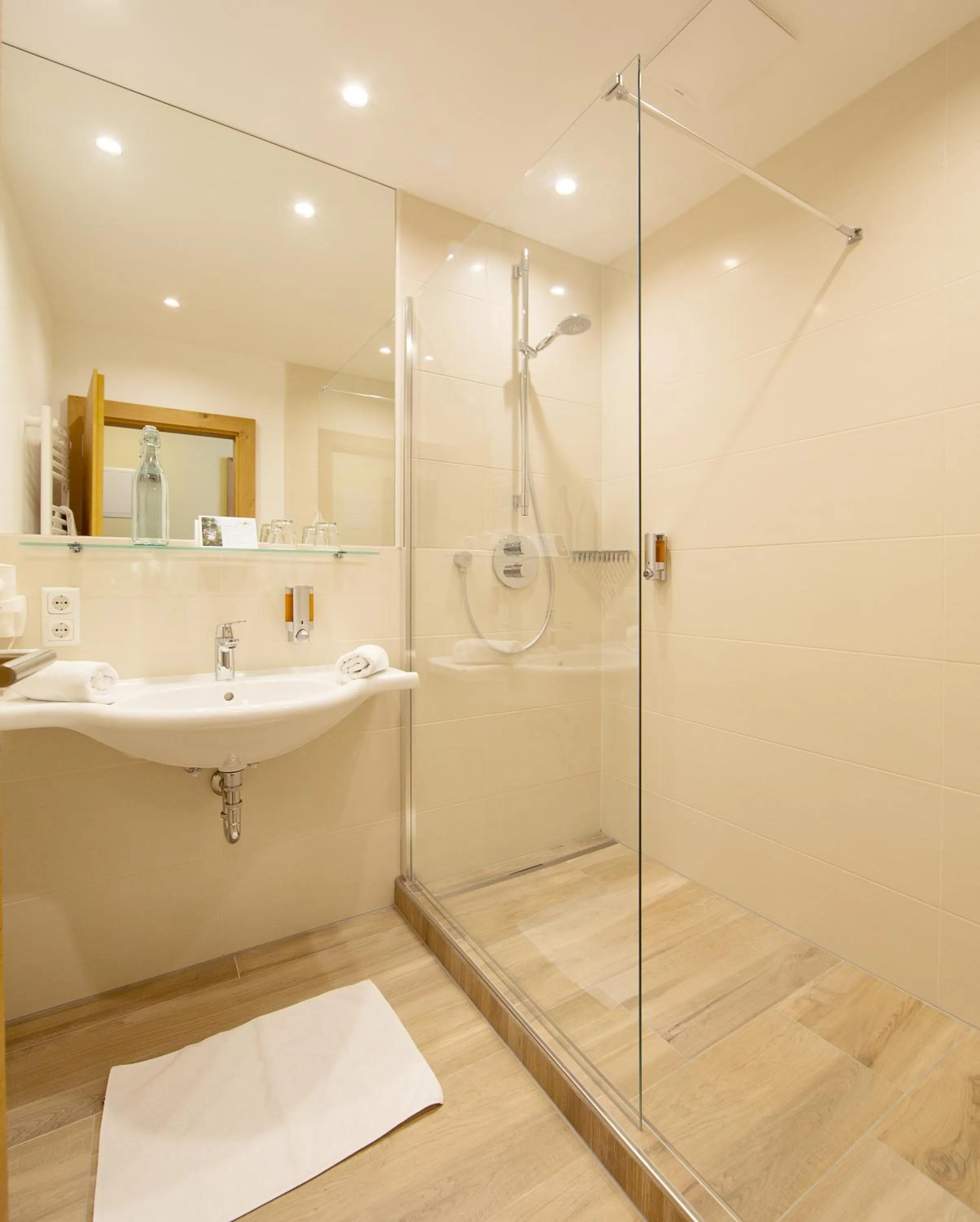 Photo of the whole room in Hotel Grüner Baum