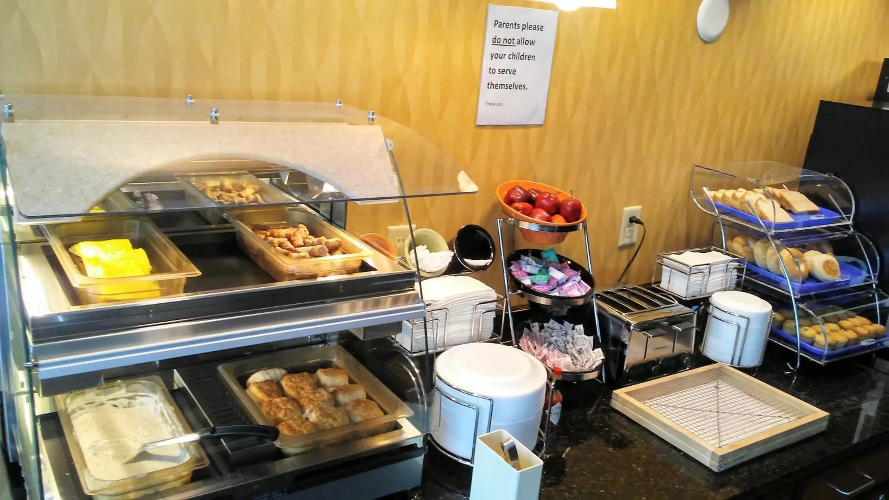 Buffet breakfast in Astoria Hotel & Suites - Glendive
