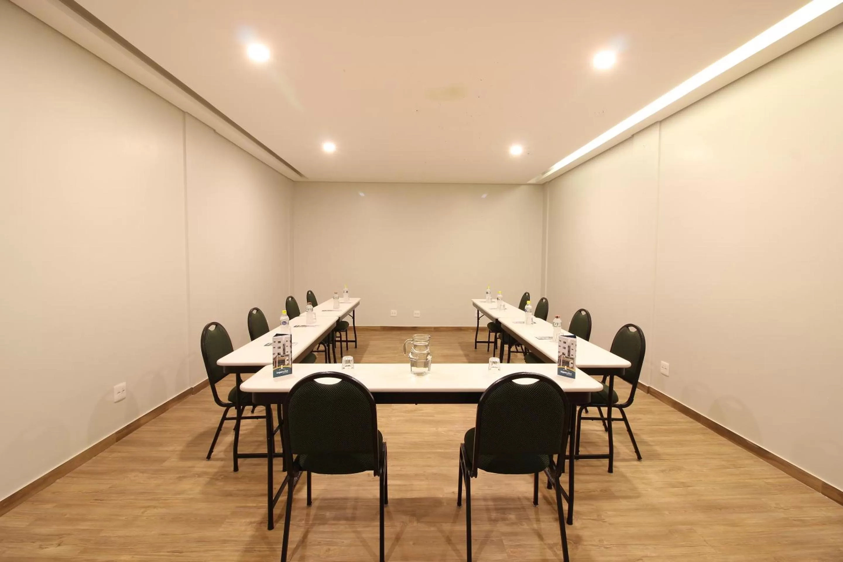 Meeting/conference room in Impar Suites Barao de Cocais