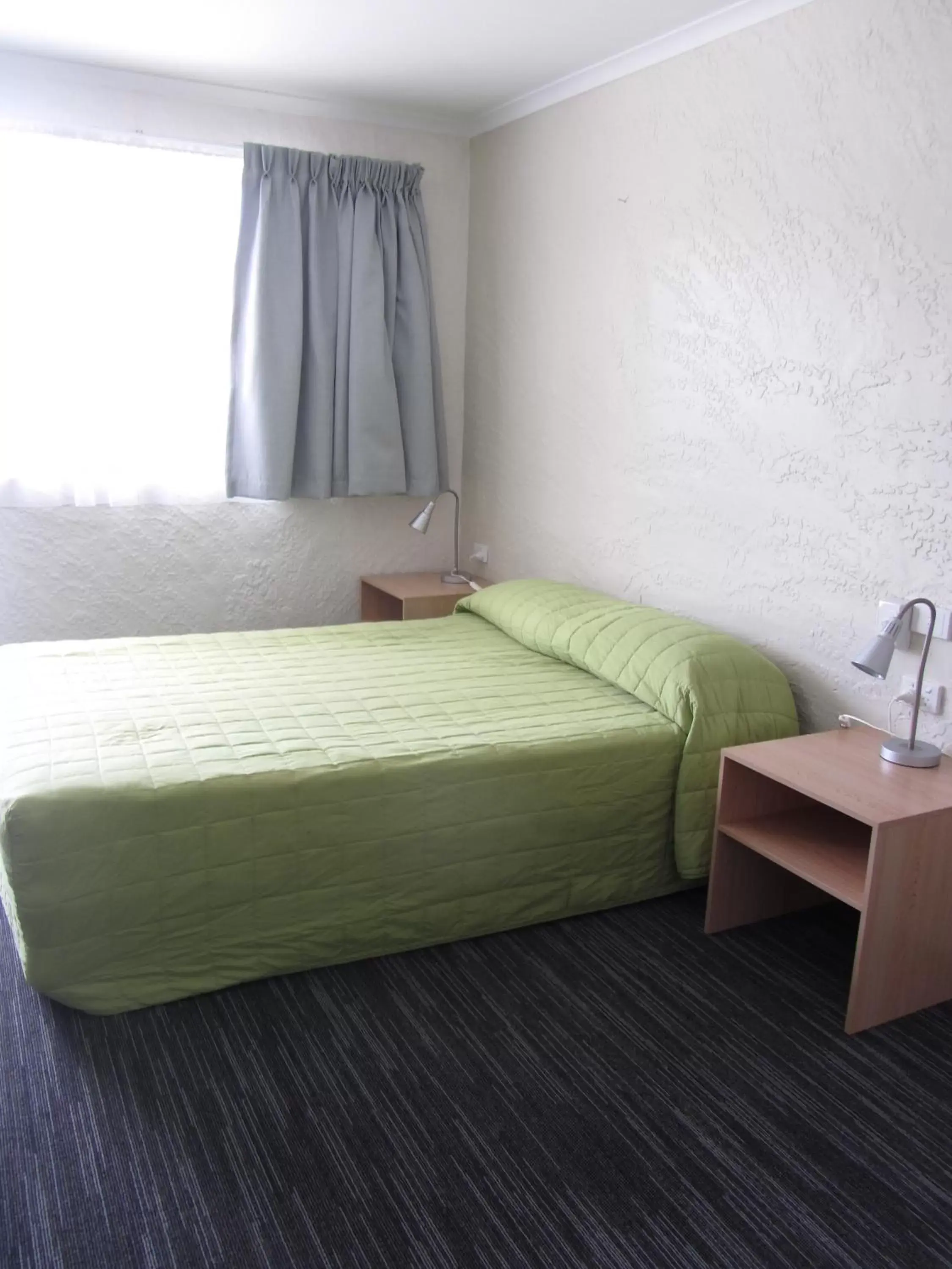 Photo of the whole room, Bed in Urangan Motor Inn