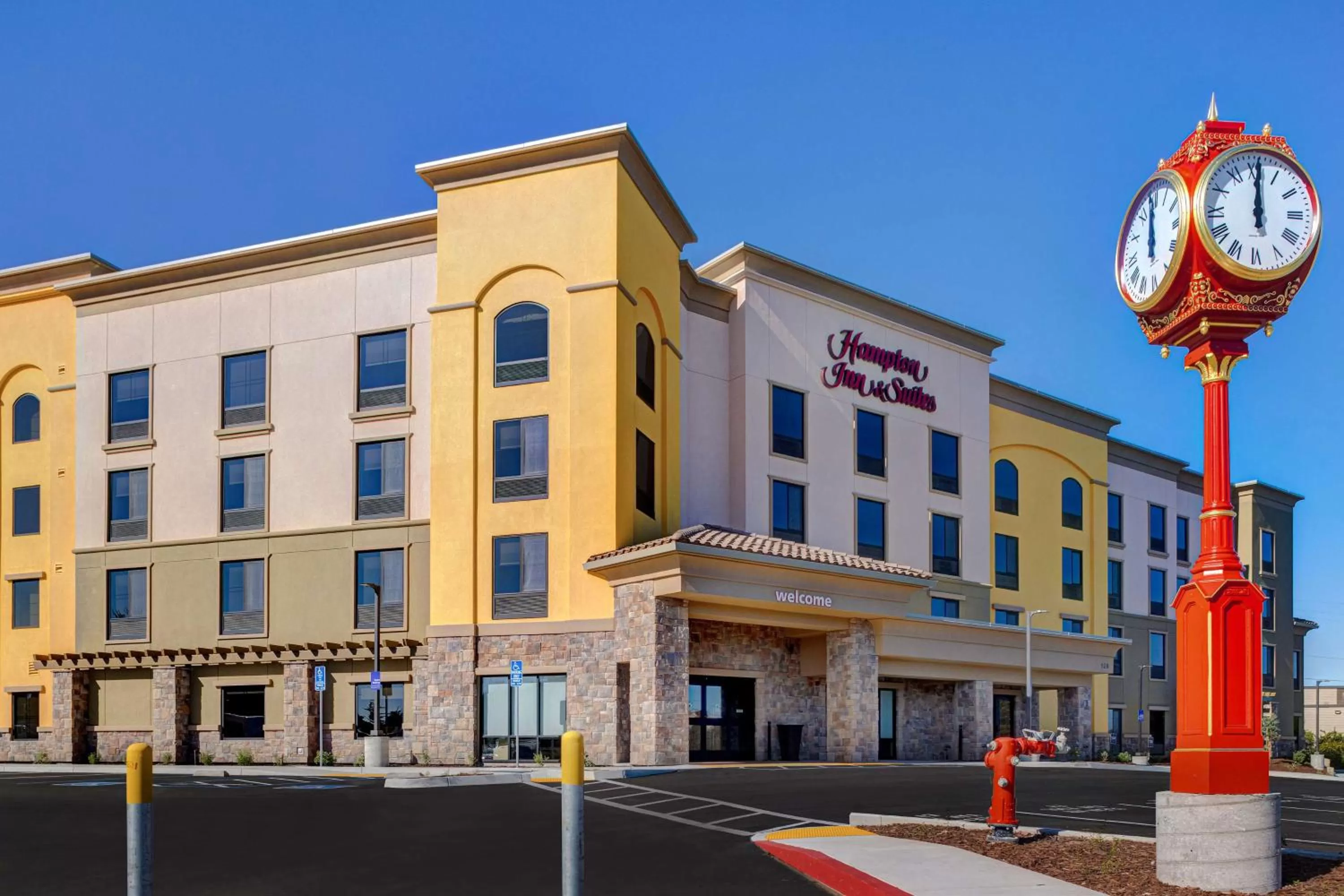 Property building in Hampton Inn & Suites Marina