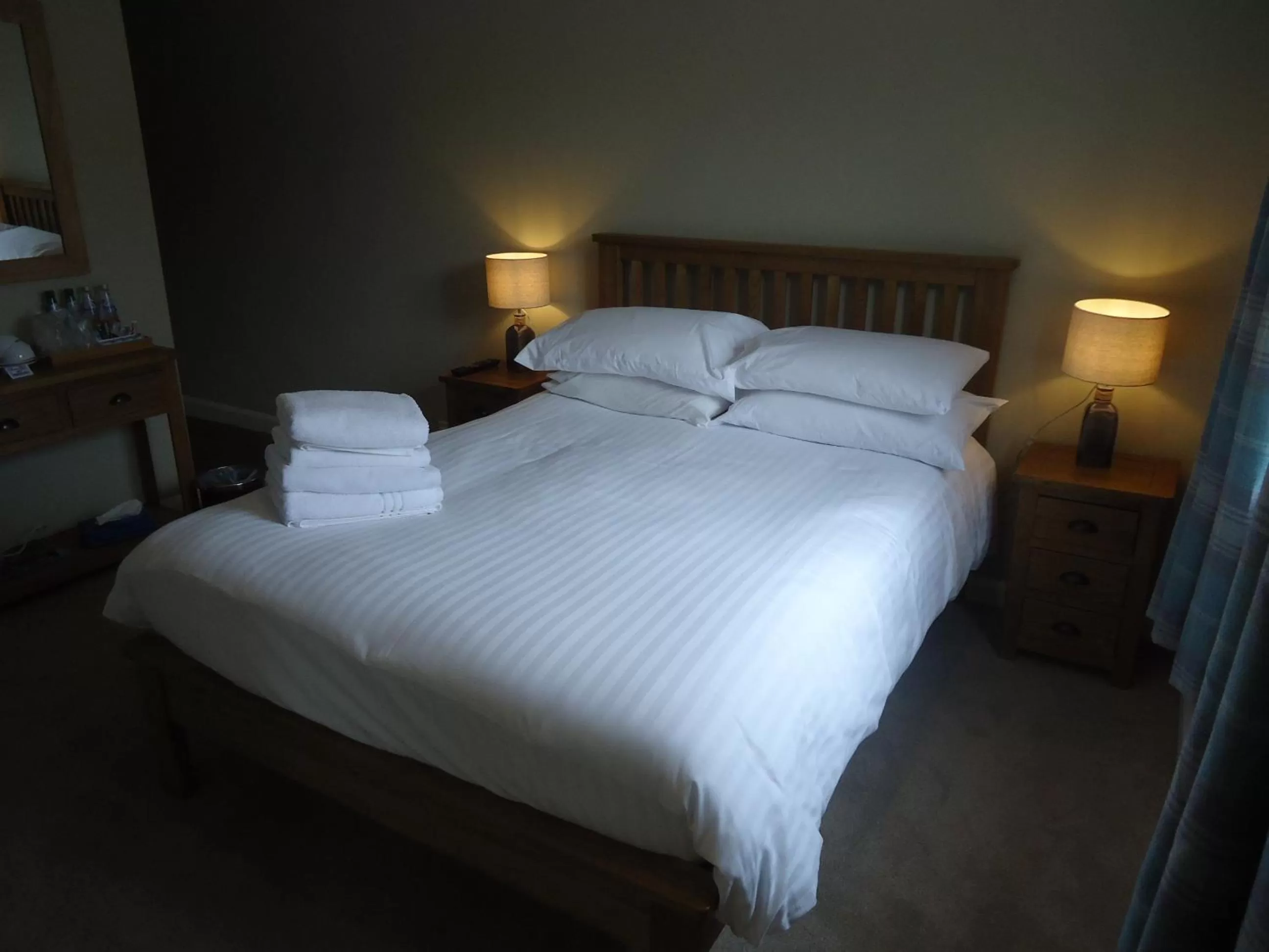 Photo of the whole room, Bed in Royal Oak Hotel