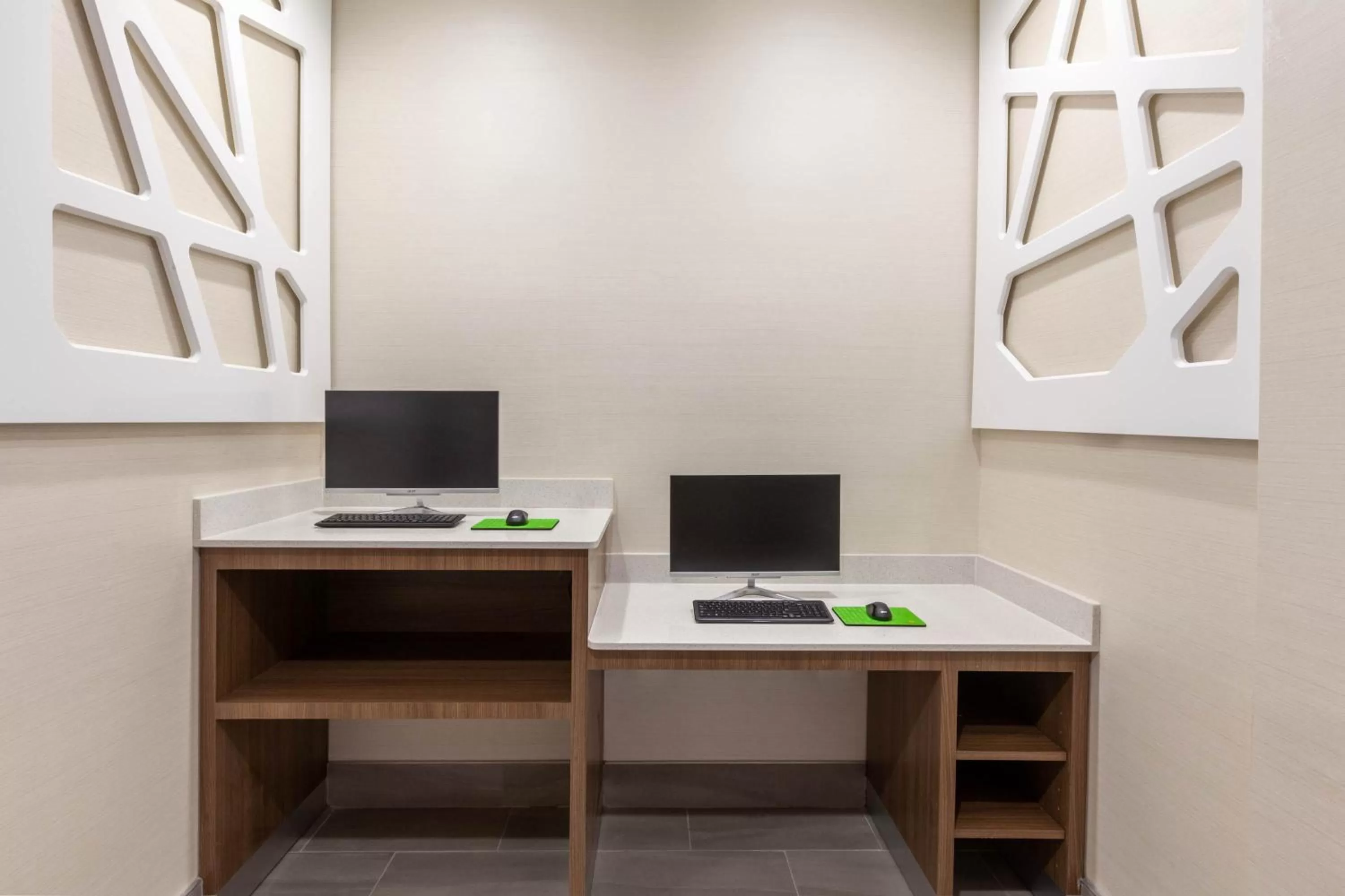 Business facilities in La Quinta Inn & Suites by Wyndham Lafayette Oil Center