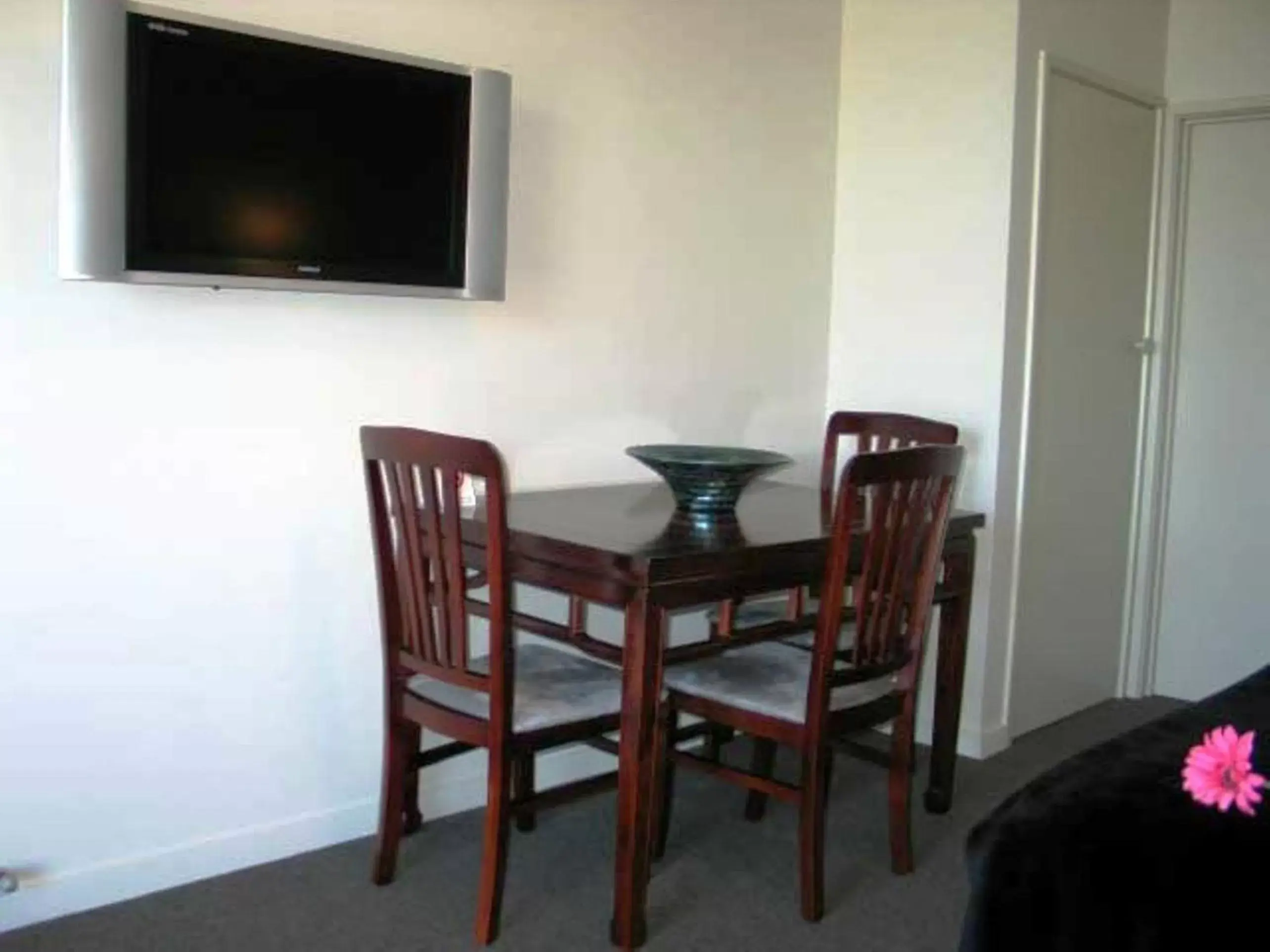 Seating area, TV/Entertainment Center in City Central Motel Apartments