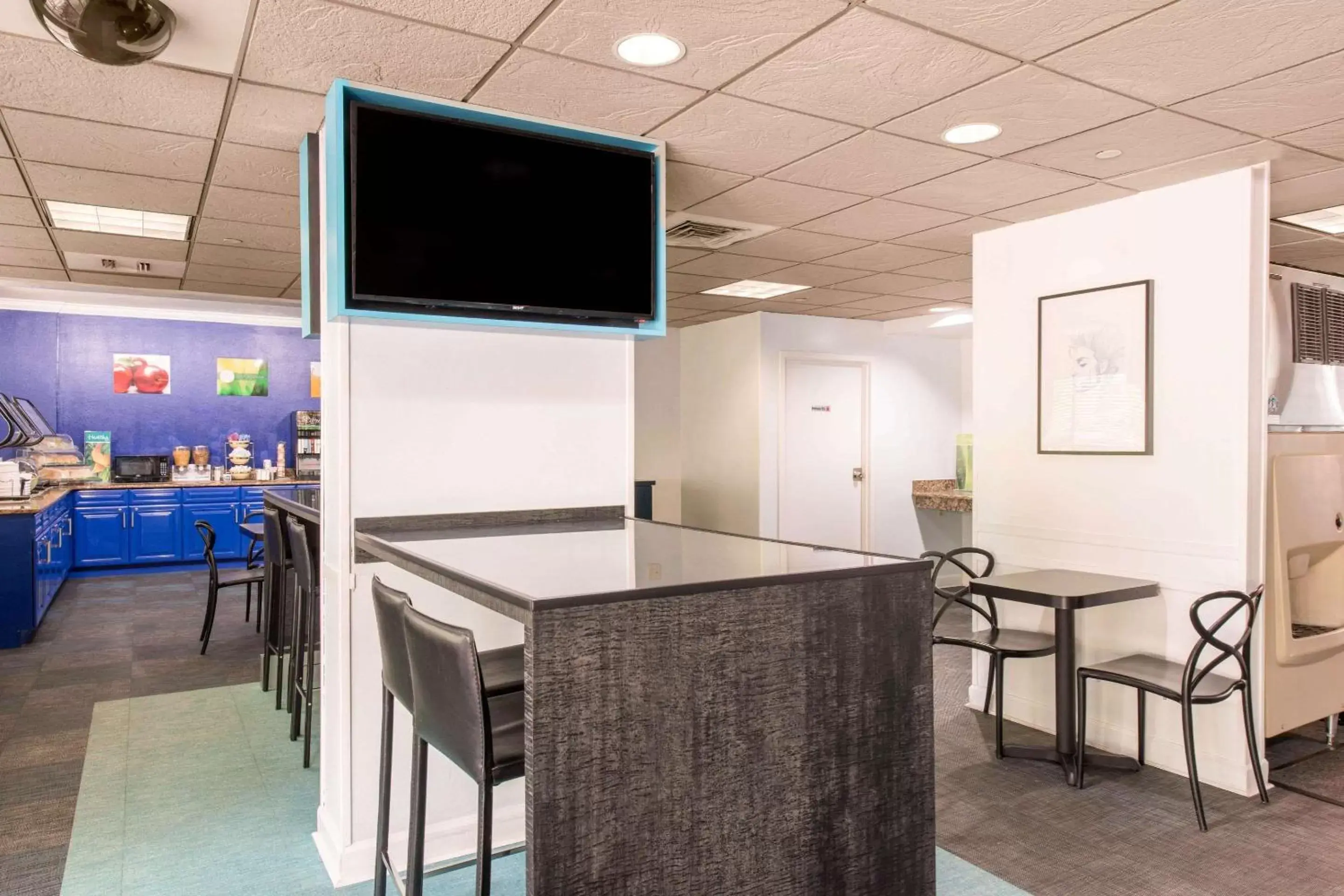Restaurant/places to eat, TV/Entertainment Center in Quality Inn & Suites Near the Theme Parks