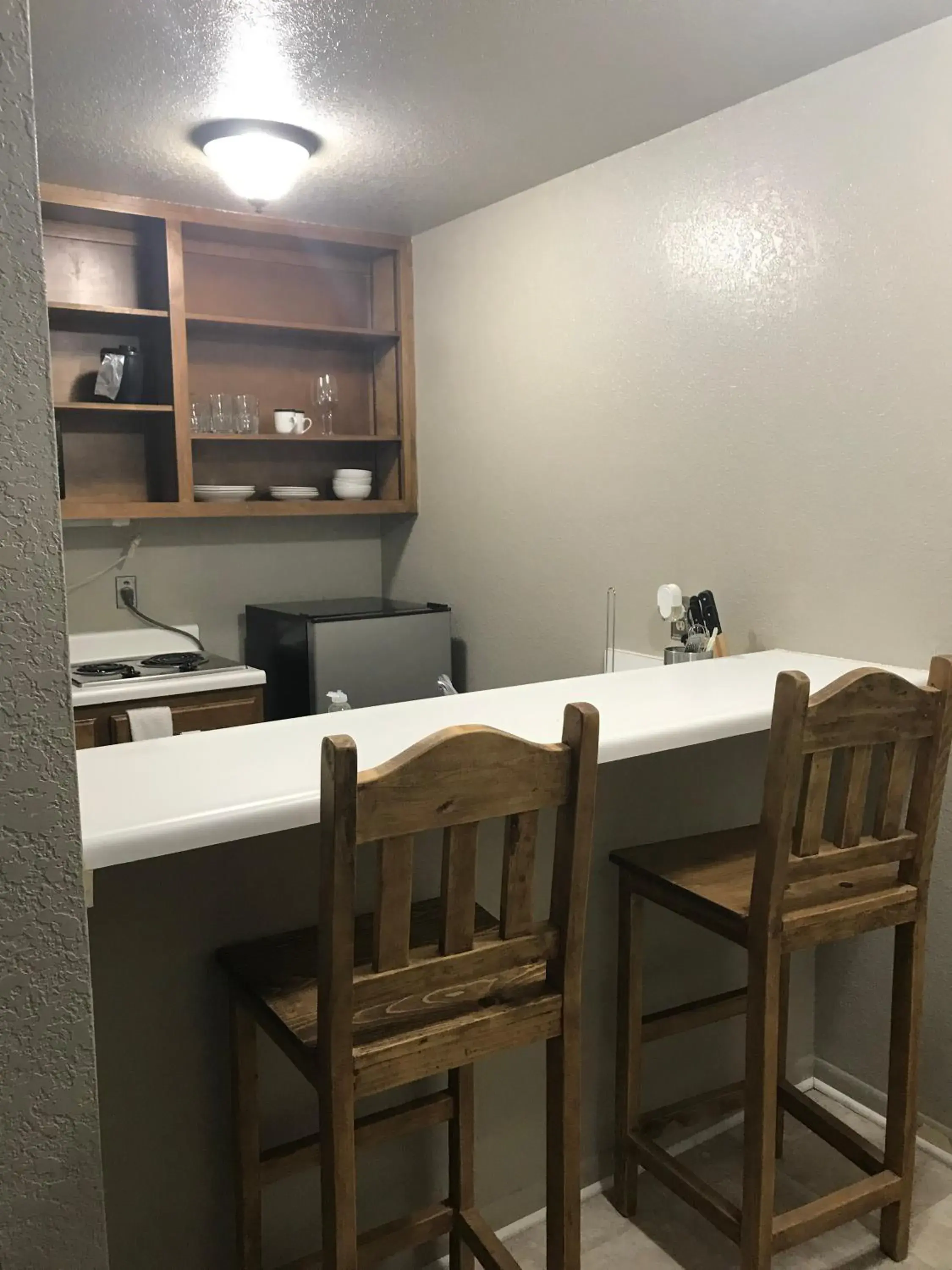 Kitchen or kitchenette, Dining Area in Sunset Inn and Suites