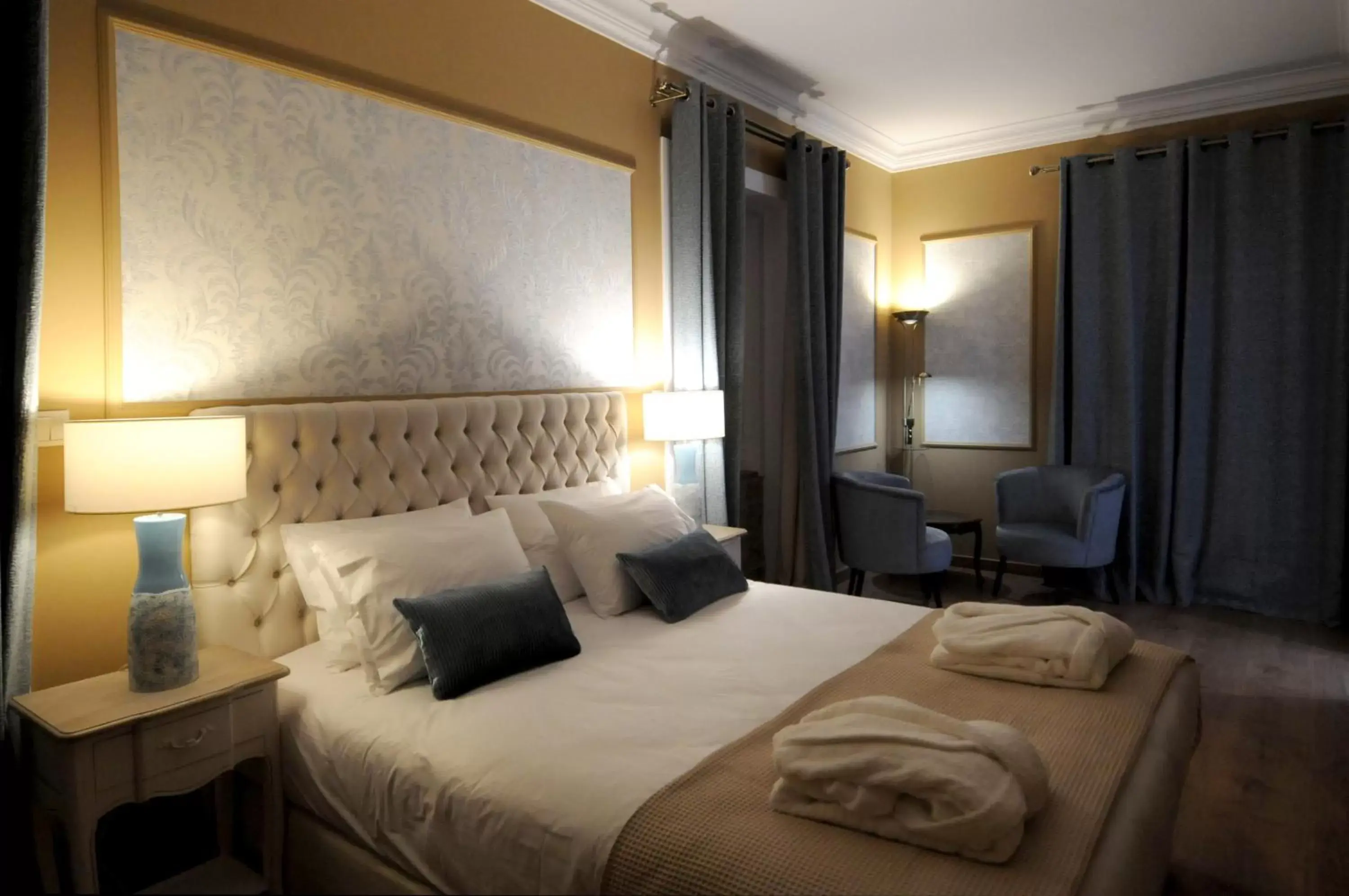 Bed in Private Villa Porto