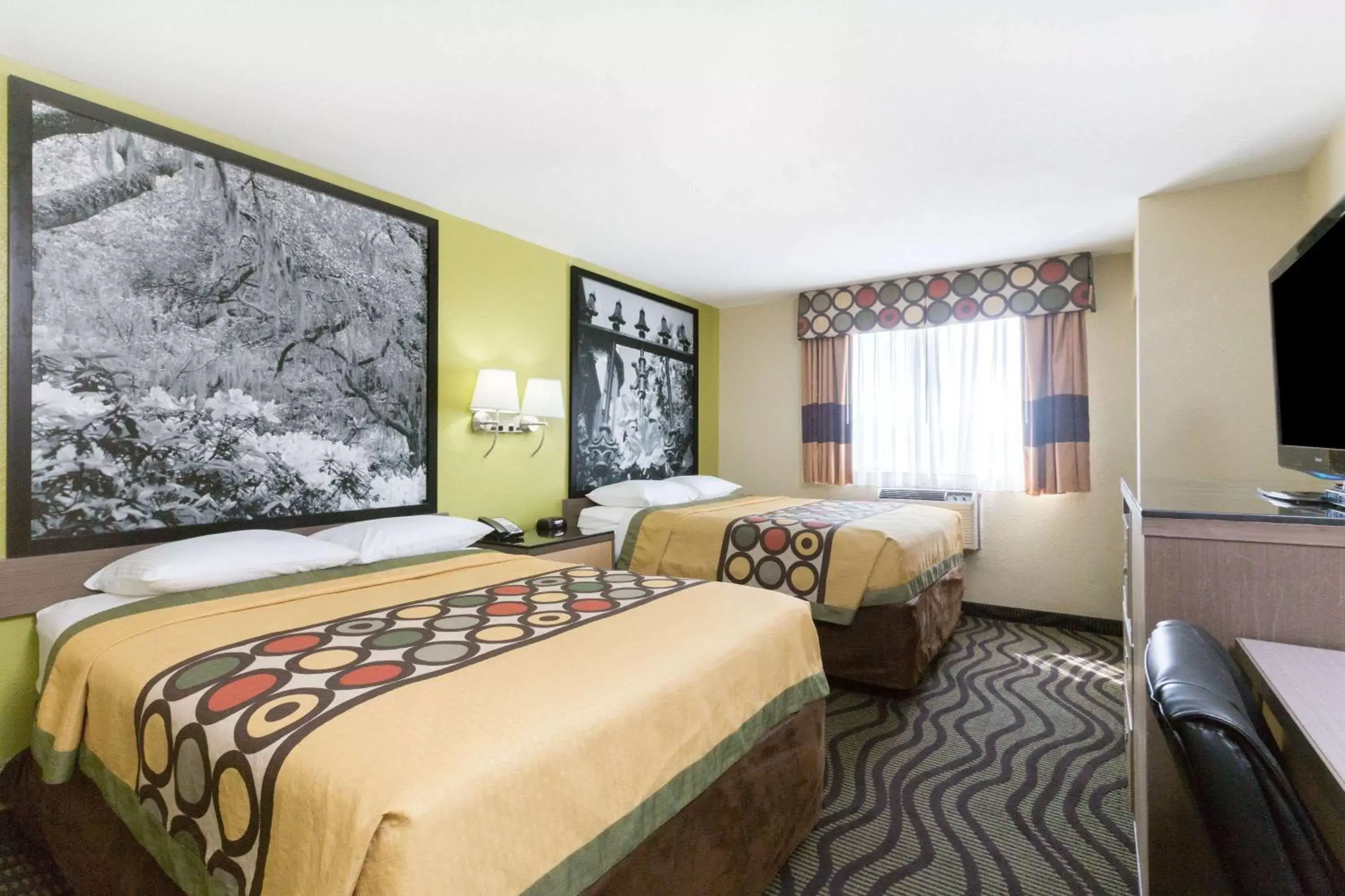 Photo of the whole room, Bed in Super 8 by Wyndham Brunswick/St Simons Island Area