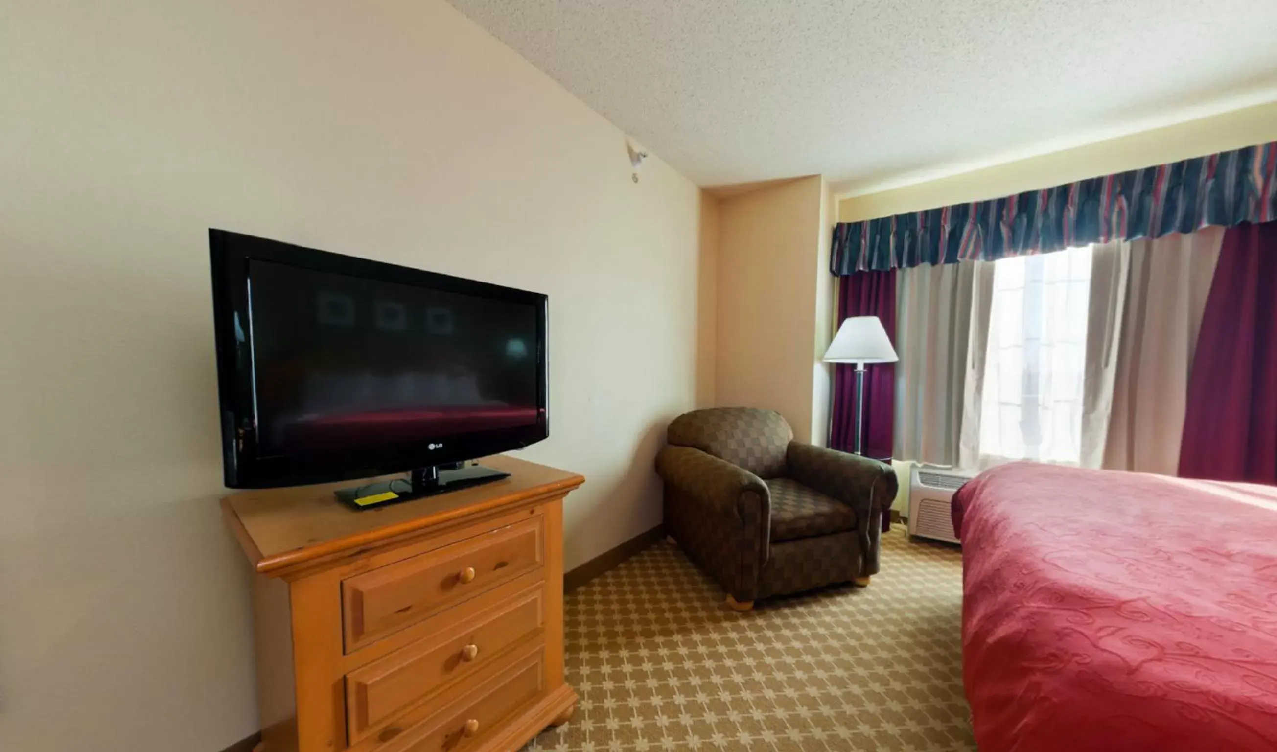 People, TV/Entertainment Center in AmericInn by Wyndham, Galesburg, IL