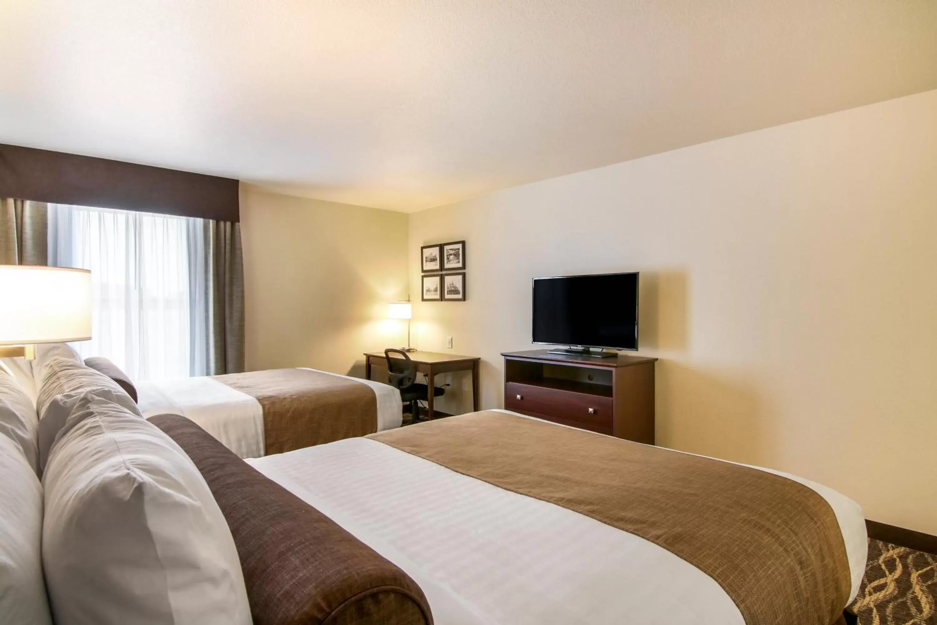 Bed in Cobblestone Inn & Suites - Menomonie/UW-Stout