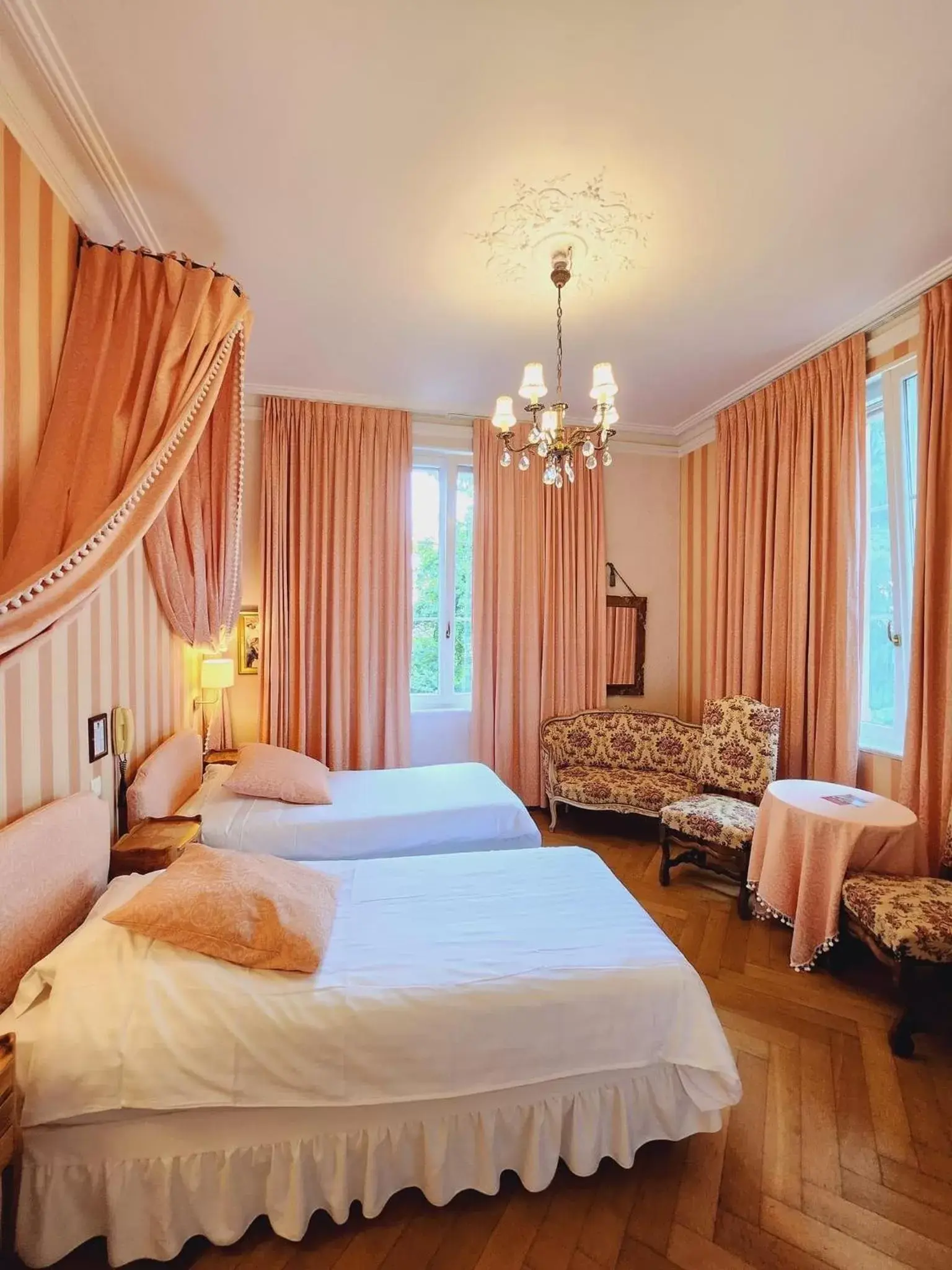 Bed in Hôtel Le Manoir