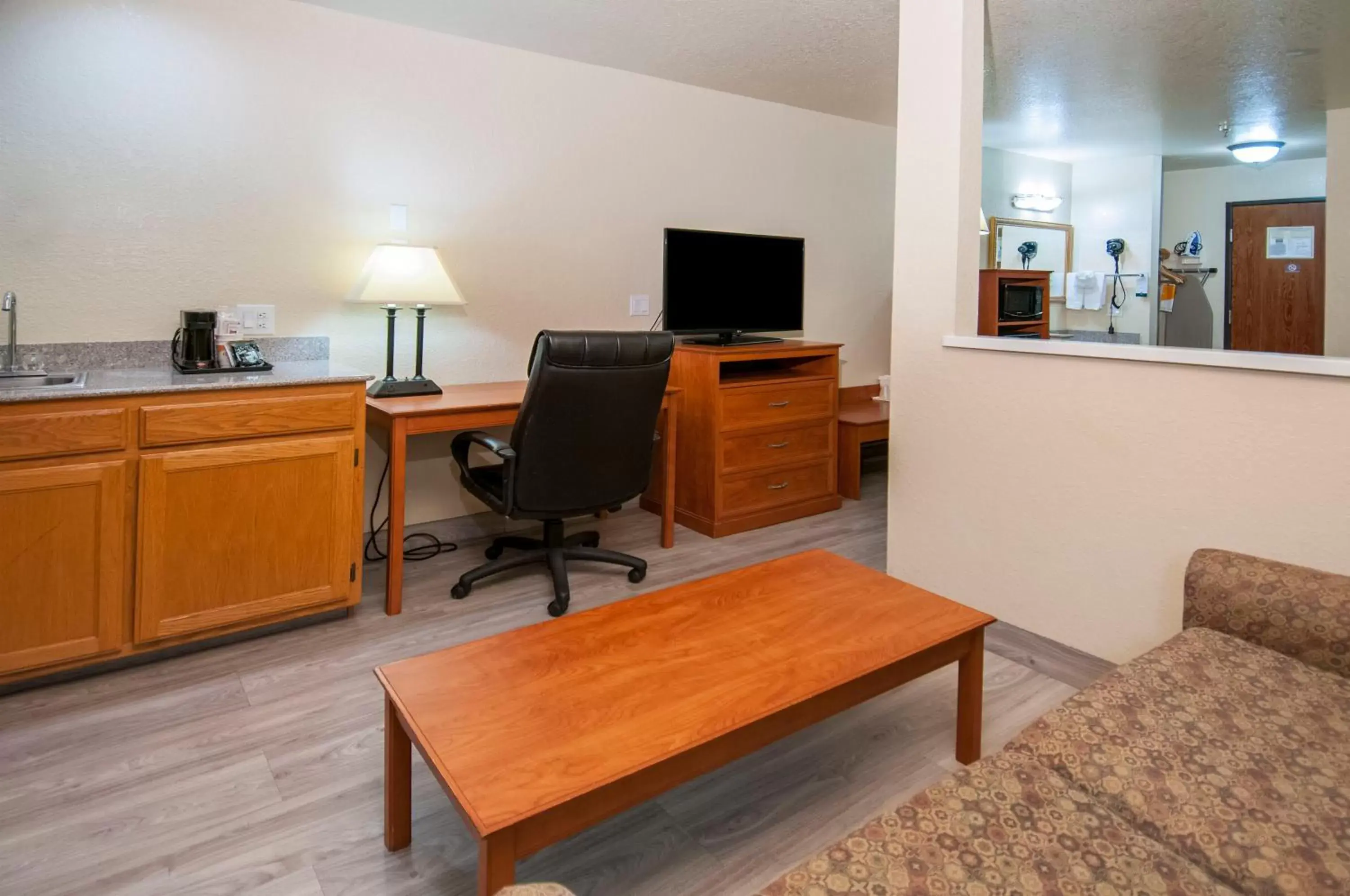 Seating area, TV/Entertainment Center in Quality Inn Alpine
