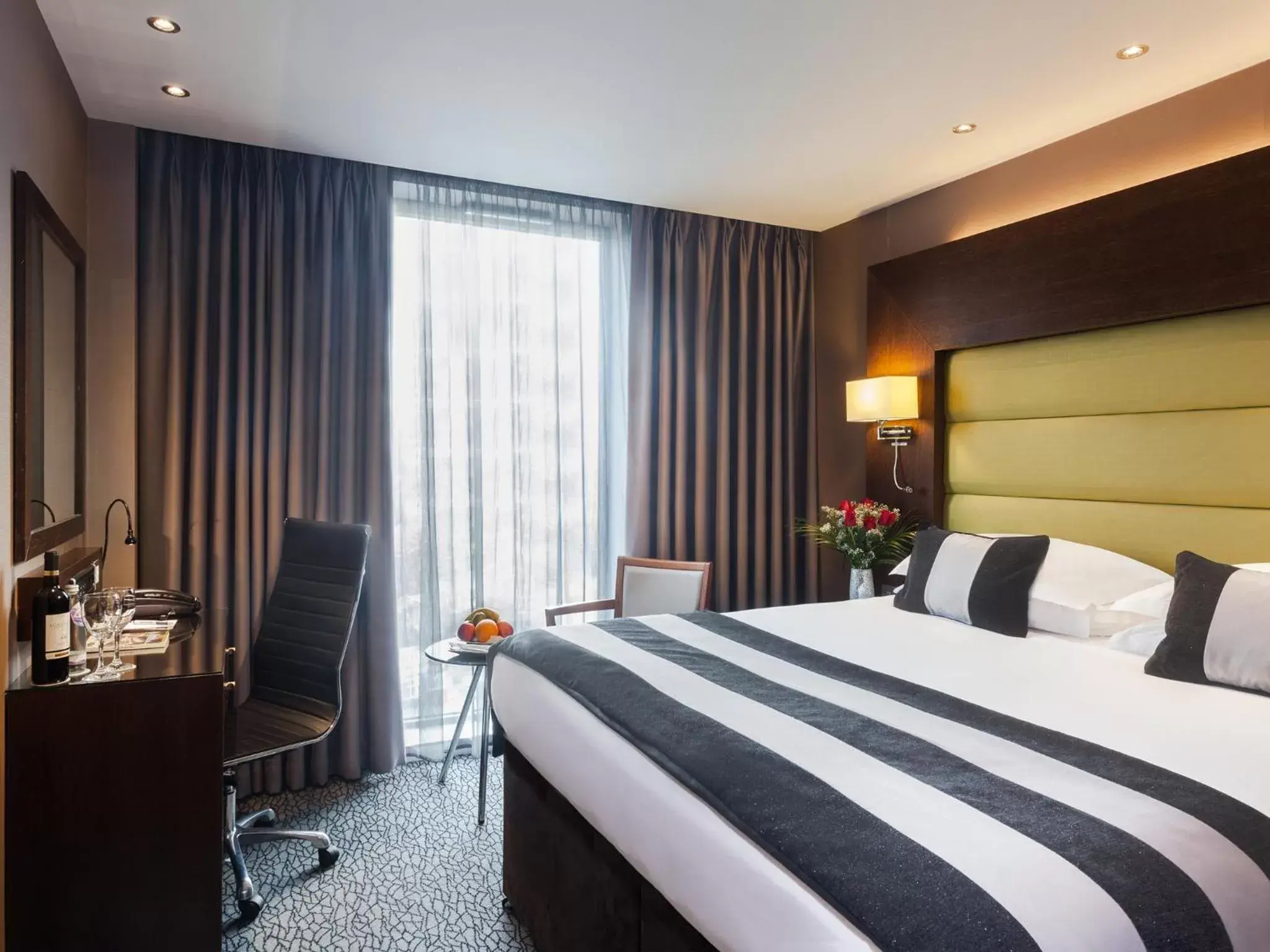 Day, Bed in Park Grand London Heathrow