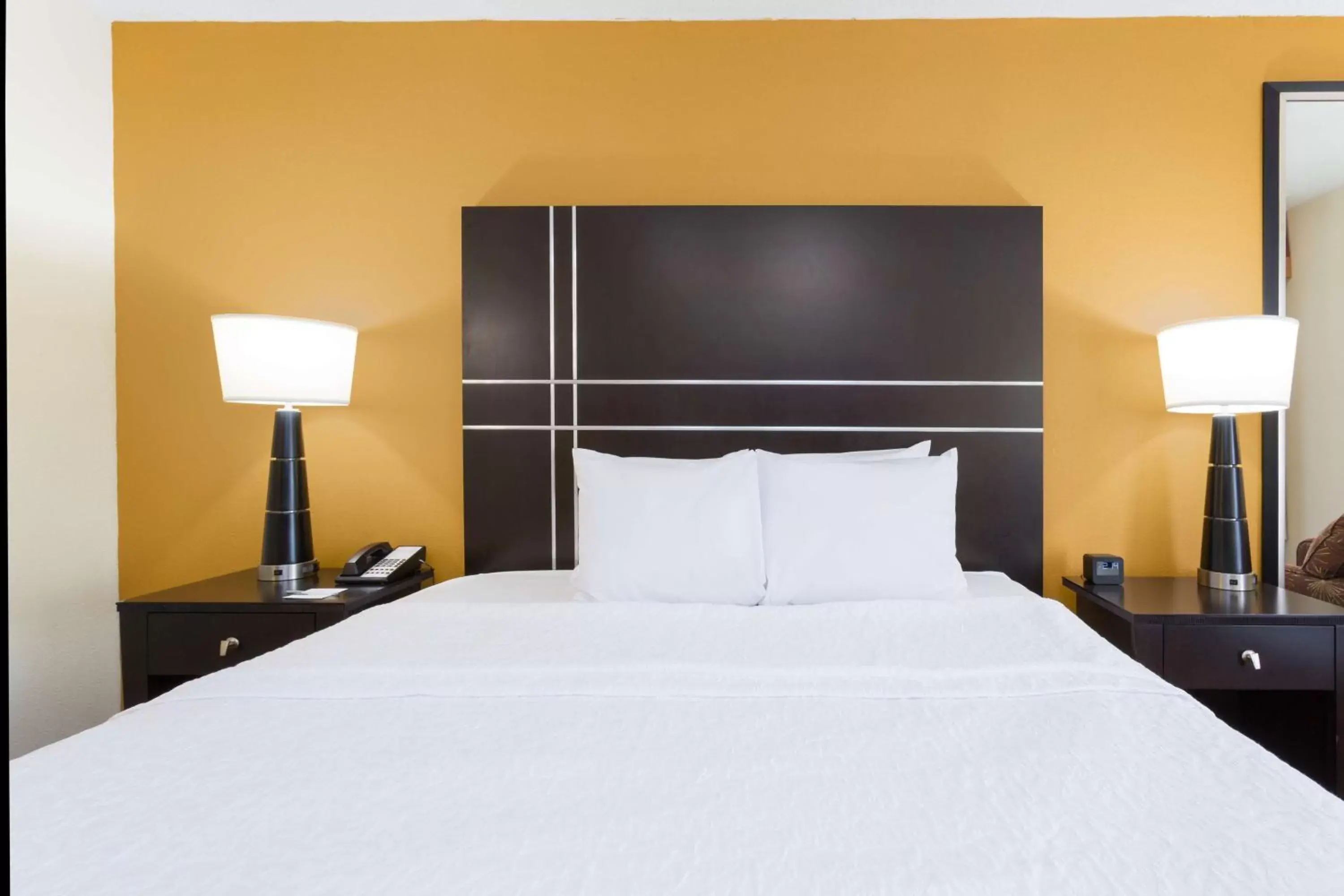 Bed in Hampton Inn Pittsburgh/West Mifflin